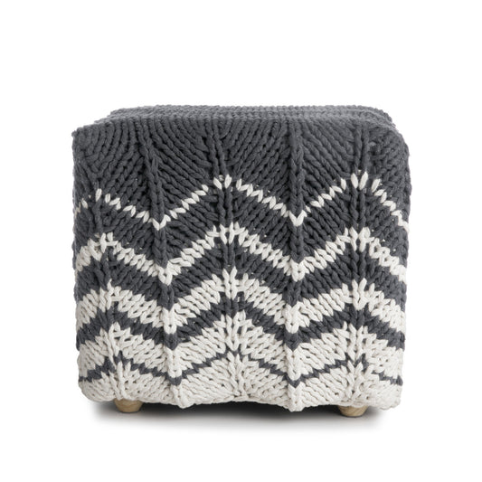 Puff Zig Zag, em tricô artesanal, Cinza/Cru, com fio 100% algodão. Dimensões: Altura - 40cm; Largura - 45cm; Comprimento - 45cm.