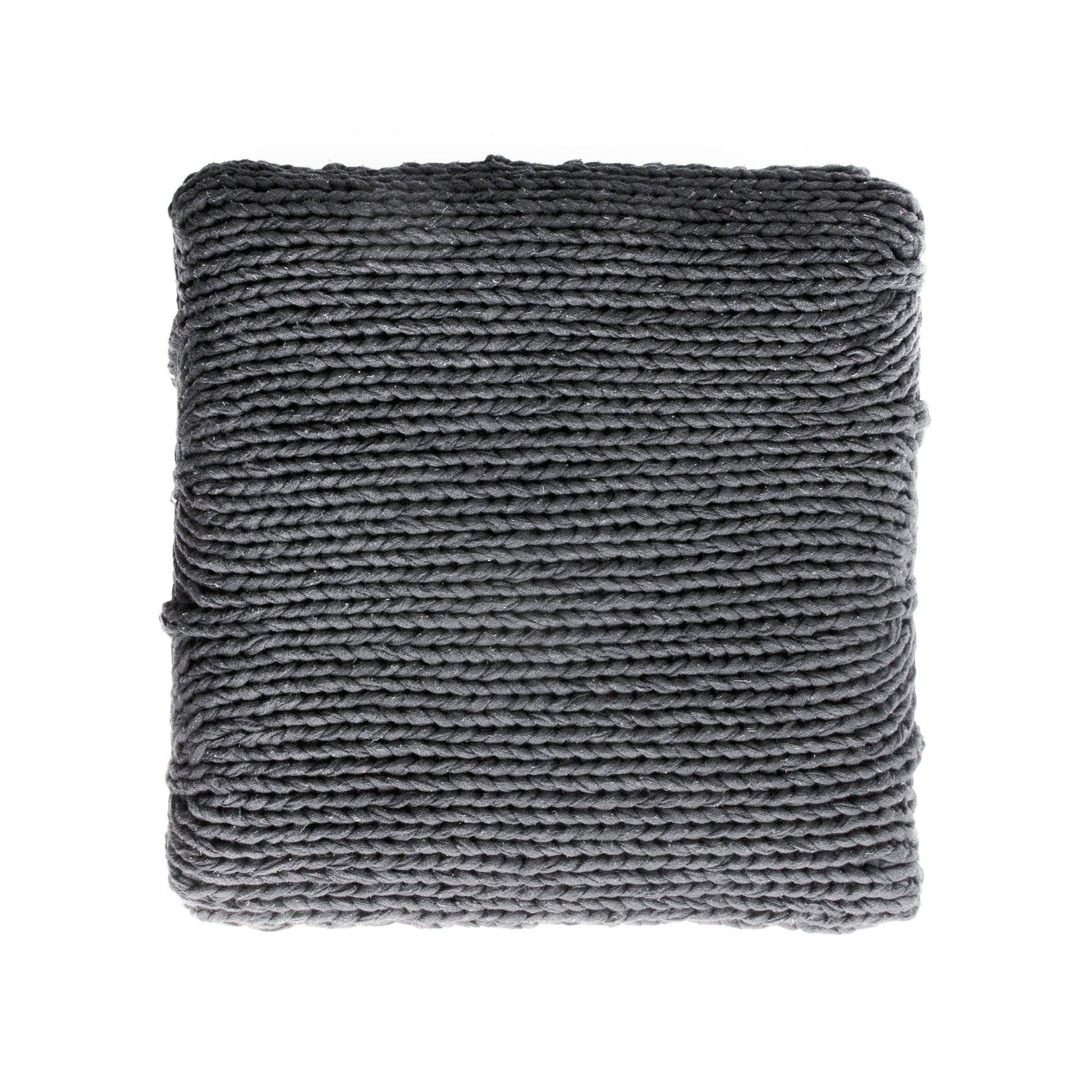 Puff Zig Zag, em tricô artesanal, Cinza/Cru, com fio 100% algodão. Dimensões: Altura - 40cm; Largura - 45cm; Comprimento - 45cm.