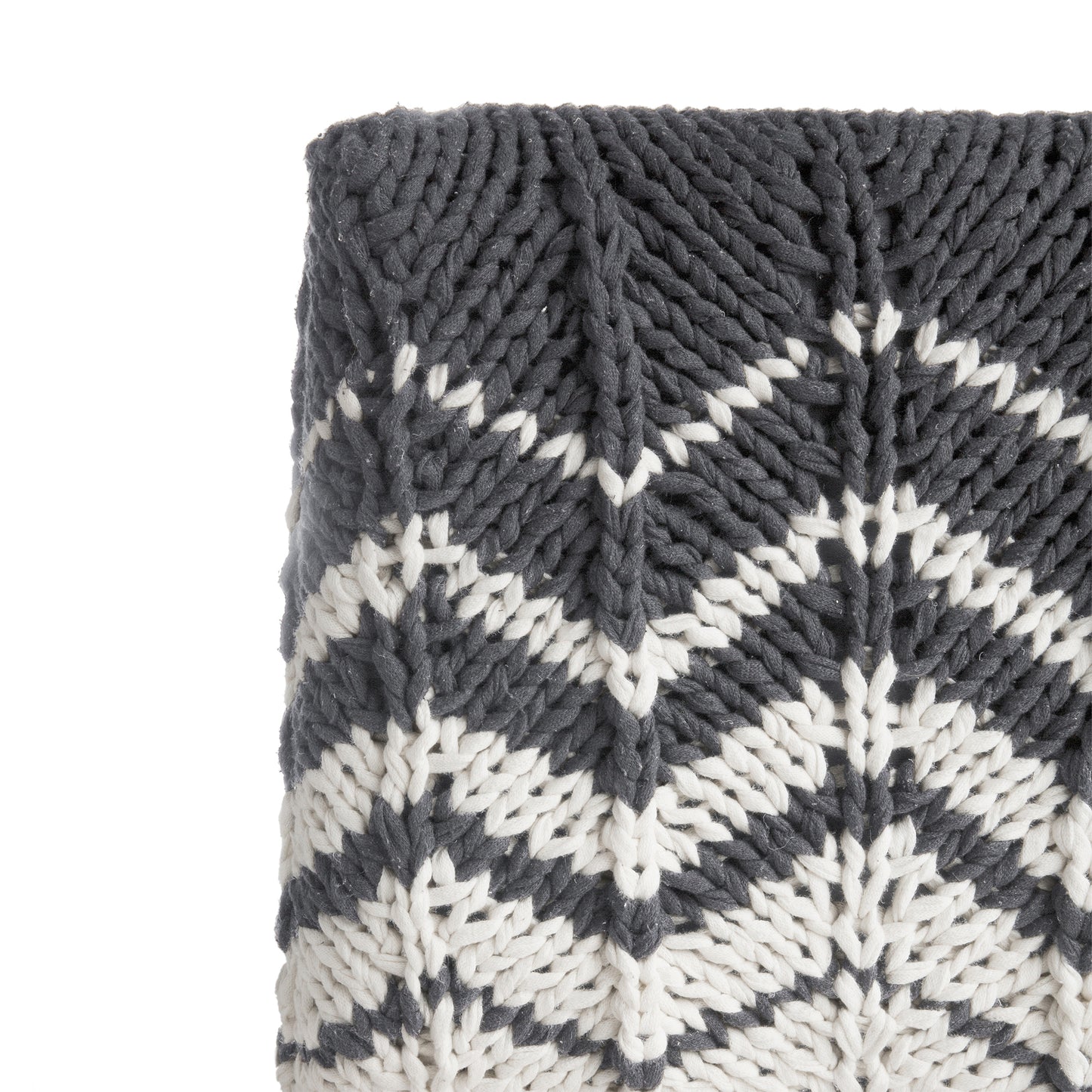 Puff Zig Zag, em tricô artesanal, Cinza/Cru, com fio 100% algodão. Dimensões: Altura - 40cm; Largura - 45cm; Comprimento - 45cm.
