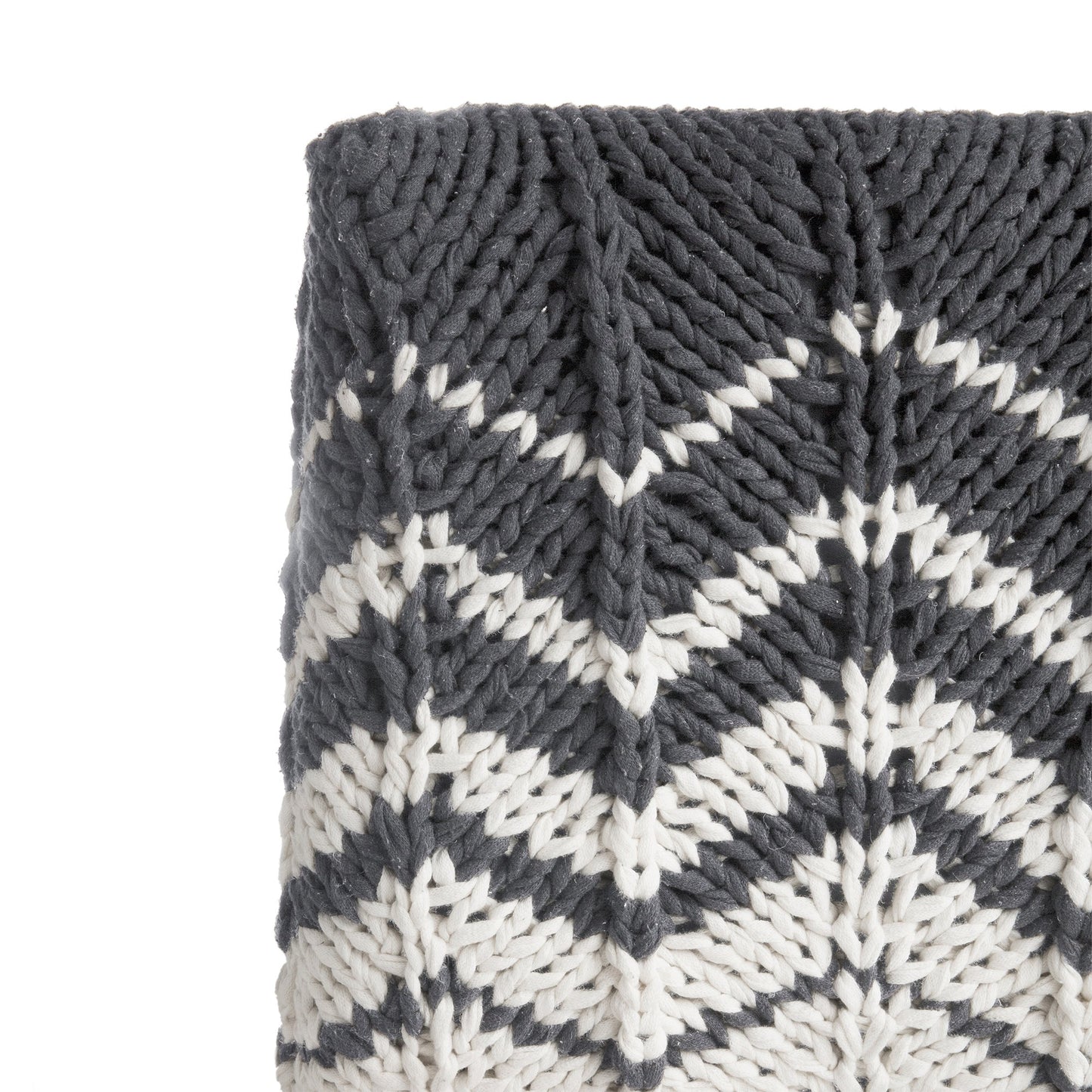 Puff Zig Zag, em tricô artesanal, Cinza/Cru, com fio 100% algodão. Dimensões: Altura - 40cm; Largura - 45cm; Comprimento - 45cm.