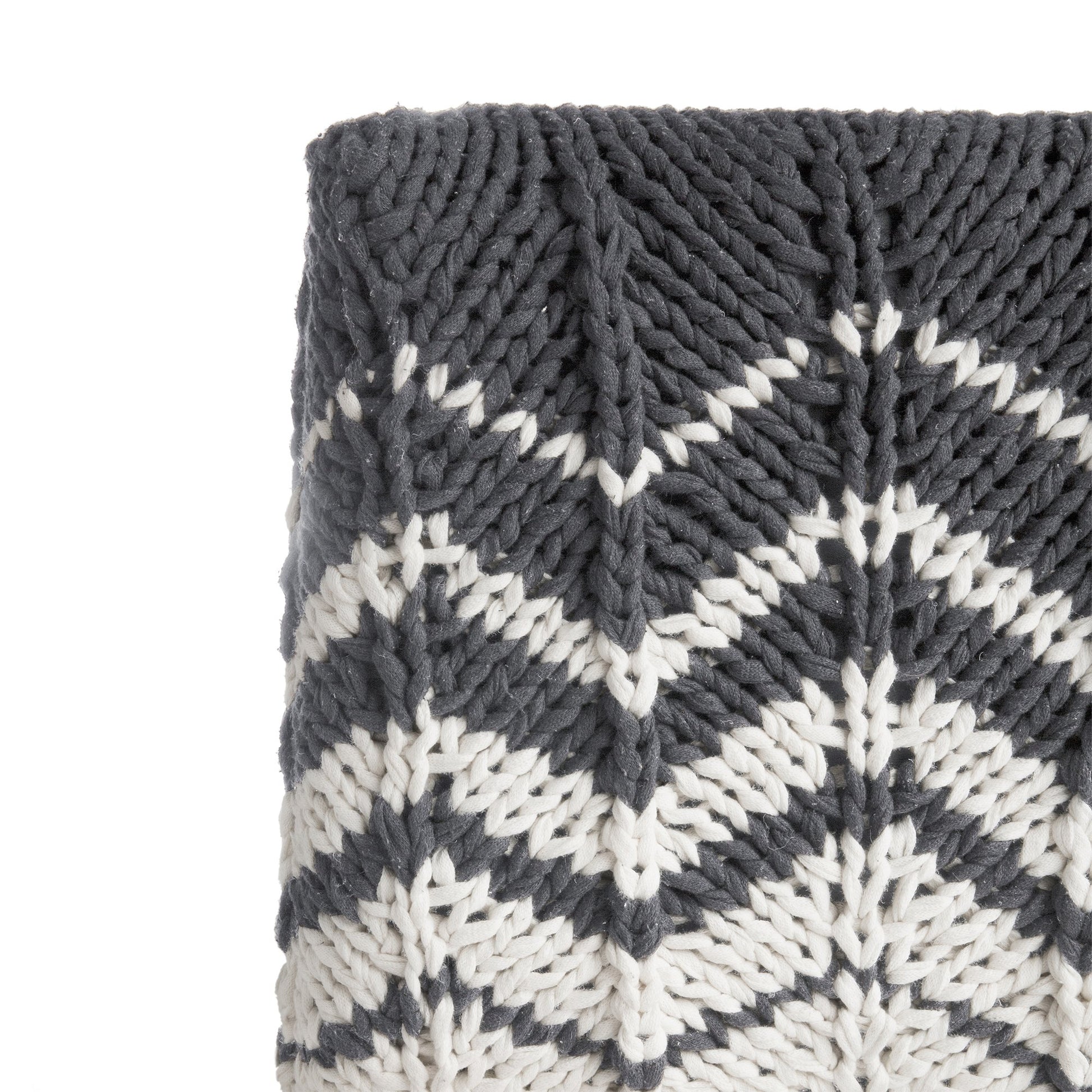 Puff Zig Zag, em tricô artesanal, Cinza/Cru, com fio 100% algodão. Dimensões: Altura - 40cm; Largura - 45cm; Comprimento - 45cm.
