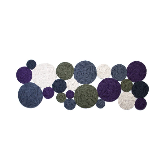 Tapete em tricô artesanal Cru/Verde/Cinza/Marinho/Roxo, com fio 100% algodão. Dimensões: Largura - 120cm; Comprimento - 250cm.