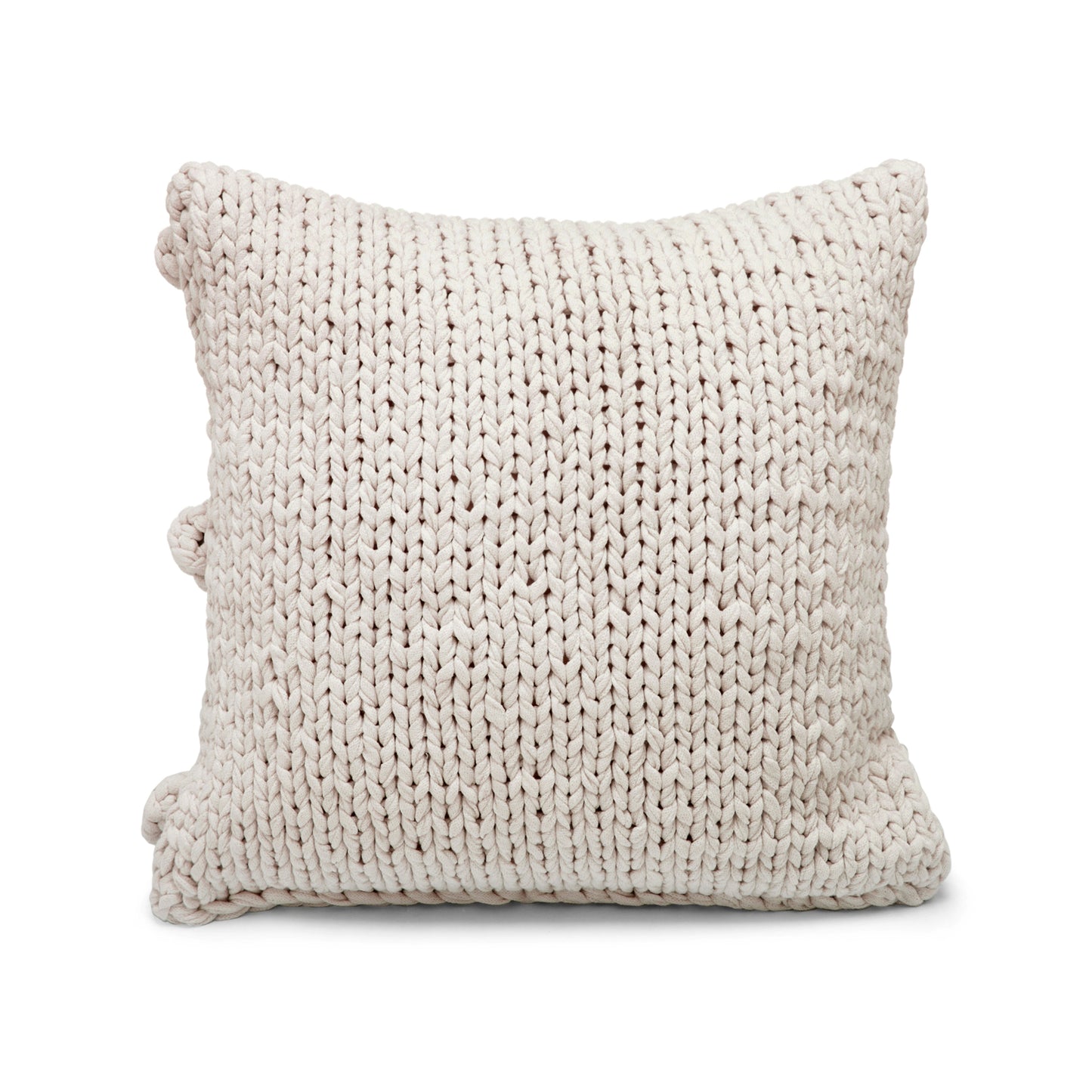 Almofada em tricô artesanal Cru, frente e verso, com fio 100% algodão. Fechamento com zíper, possibilitando a remoção da capa para lavagem. Dimensões: Altura - 50cm; Largura - 50cm.