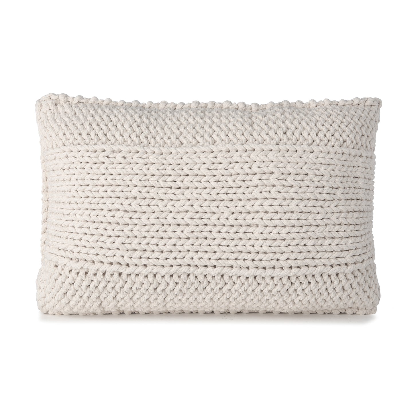 Almofada em tricô artesanal Cru, frente e verso, com fio 100% algodão. Fechamento com zíper, possibilitando a remoção da capa para lavagem. Dimensões: Altura - 40cm; Largura - 60cm.