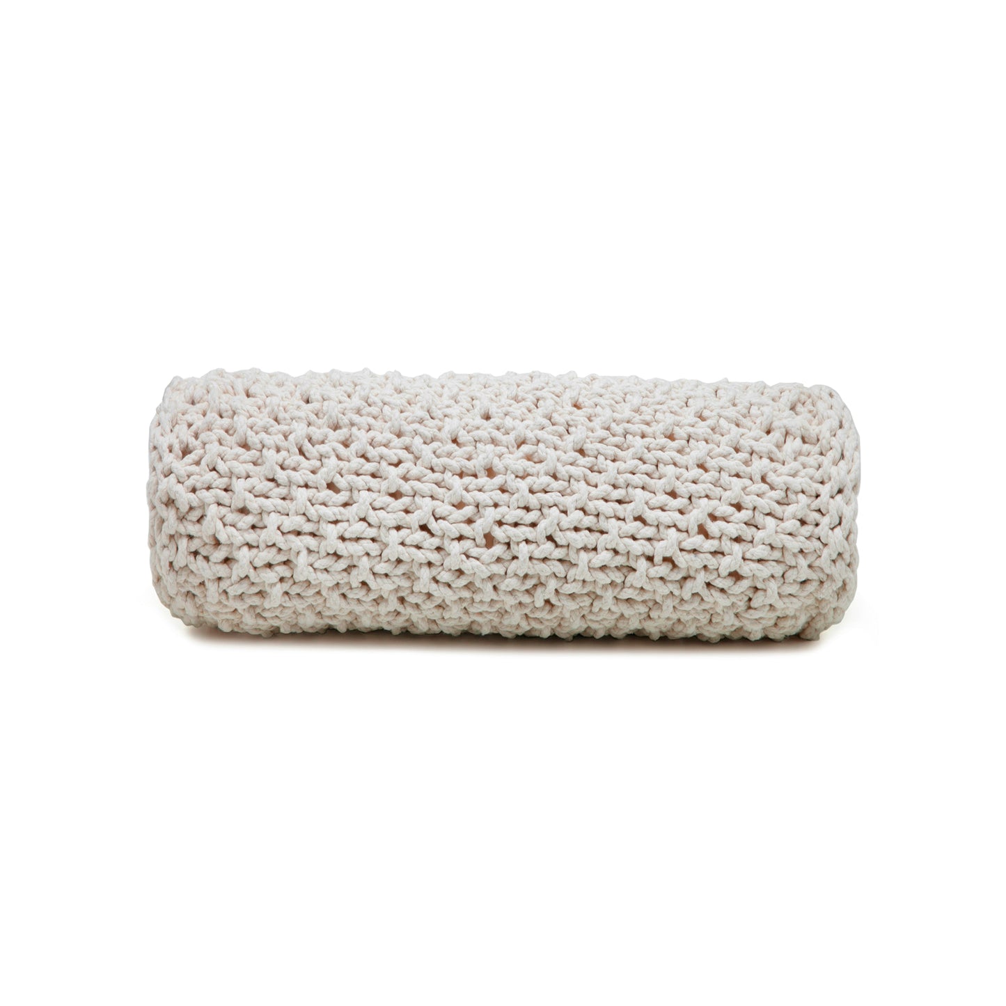 Almofada em tricô artesanal Cru, frente e verso, com fio 100% algodão. Fechamento com zíper, possibilitando a remoção da capa para lavagem. Dimensões: Altura - 18cm; Largura - 60cm.