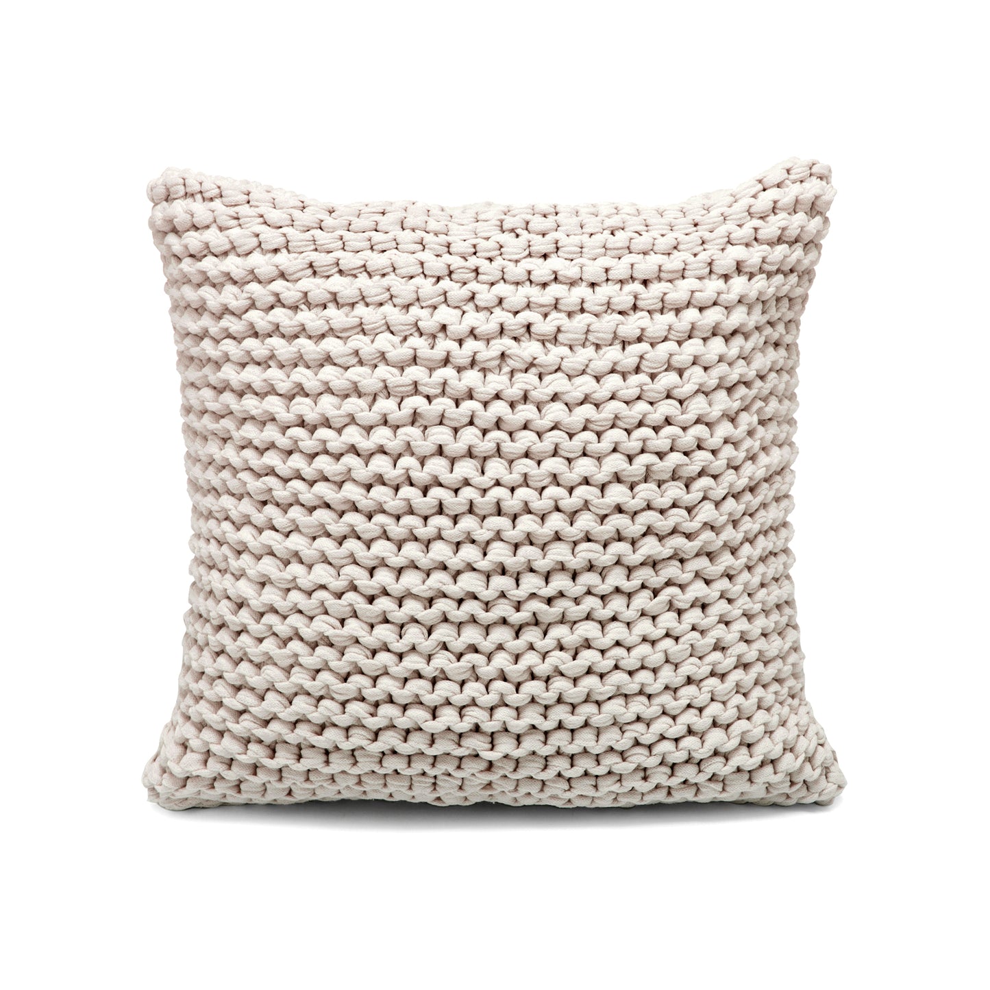 Almofada em tricô artesanal Cru, frente e verso, com fio 100% algodão. Fechamento com zíper, possibilitando a remoção da capa para lavagem. Dimensões: Altura - 50cm; Largura - 50cm.