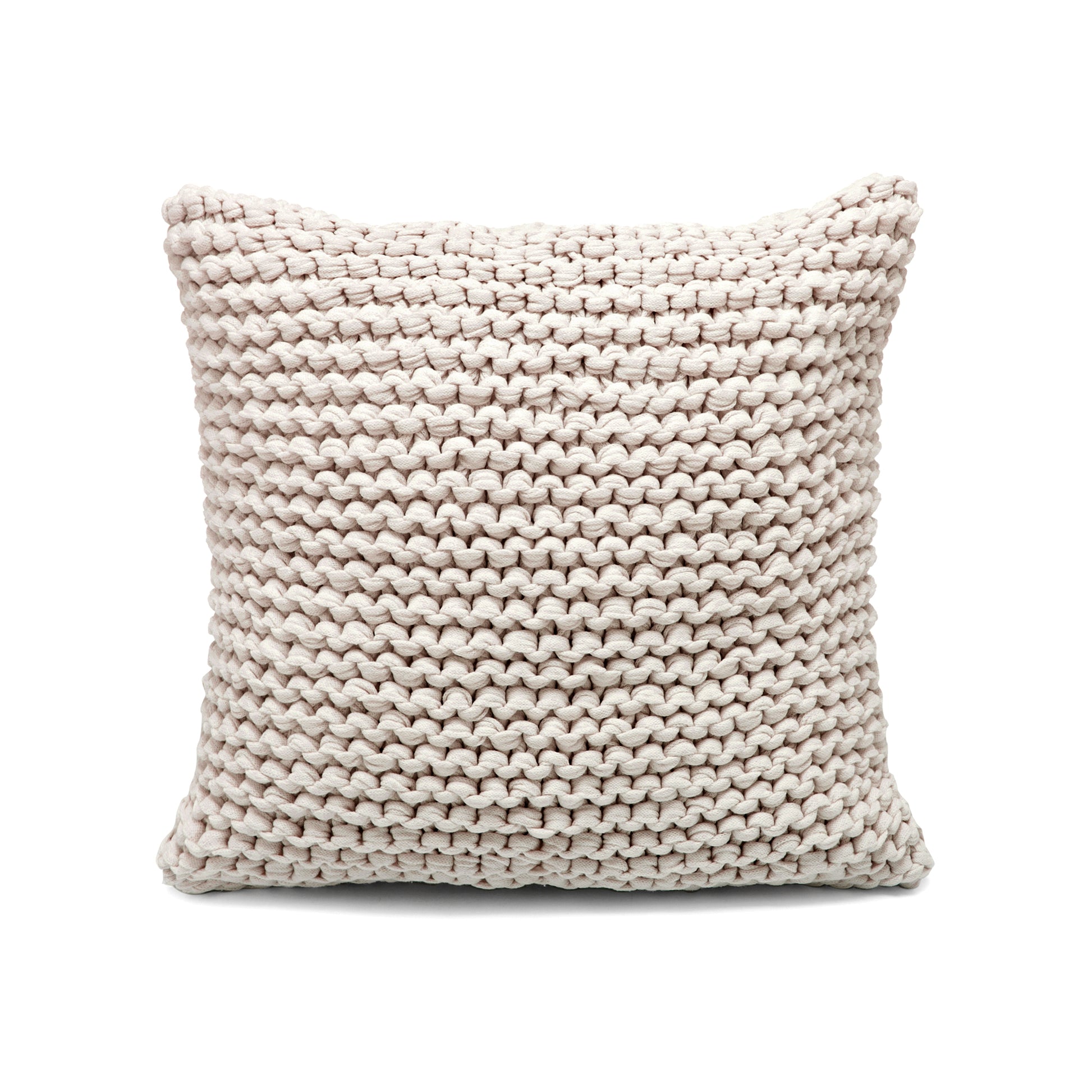 Almofada em tricô artesanal Cru, frente e verso, com fio 100% algodão. Fechamento com zíper, possibilitando a remoção da capa para lavagem. Dimensões: Altura - 50cm; Largura - 50cm.