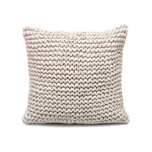 Almofada em tricô artesanal Cru, frente e verso, com fio 100% algodão. Fechamento com zíper, possibilitando a remoção da capa para lavagem. Dimensões: Altura - 50cm; Largura - 50cm.