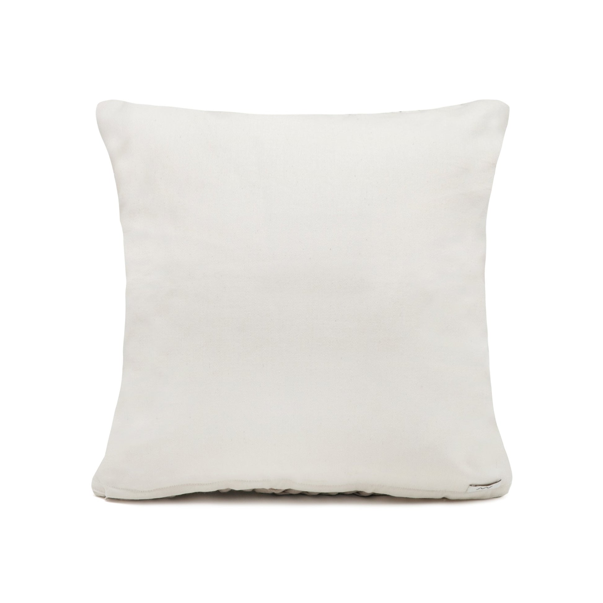Almofada com frente em tricô artesanal, Roxo/Cru, com fio 100% algodão, e costas em sarja 100% algodão. Fechamento com zíper, possibilitando a remoção da capa para lavagem. Dimensões: Altura - 60cm; Largura - 60cm.