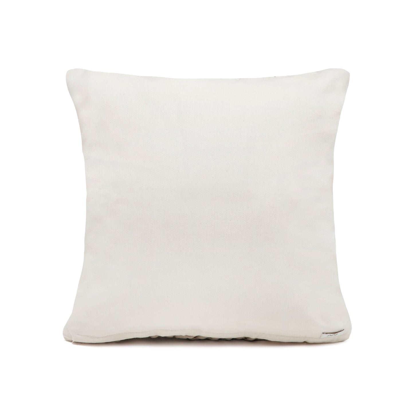 Almofada com frente em tricô artesanal, Fendi/Cru, com fio 100% algodão, e costas em sarja 100% algodão. Fechamento com zíper, possibilitando a remoção da capa para lavagem. Dimensões: Altura - 60cm; Largura - 60cm.