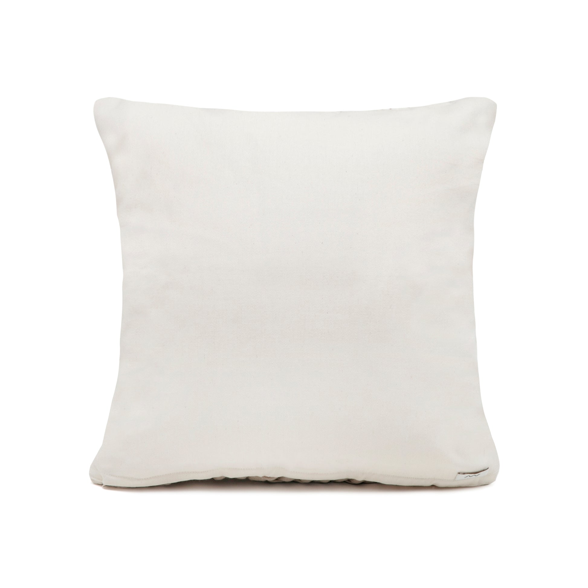 Almofada com frente em tricô artesanal, Fendi/Cru, com fio 100% algodão, e costas em sarja 100% algodão. Fechamento com zíper, possibilitando a remoção da capa para lavagem. Dimensões: Altura - 60cm; Largura - 60cm.