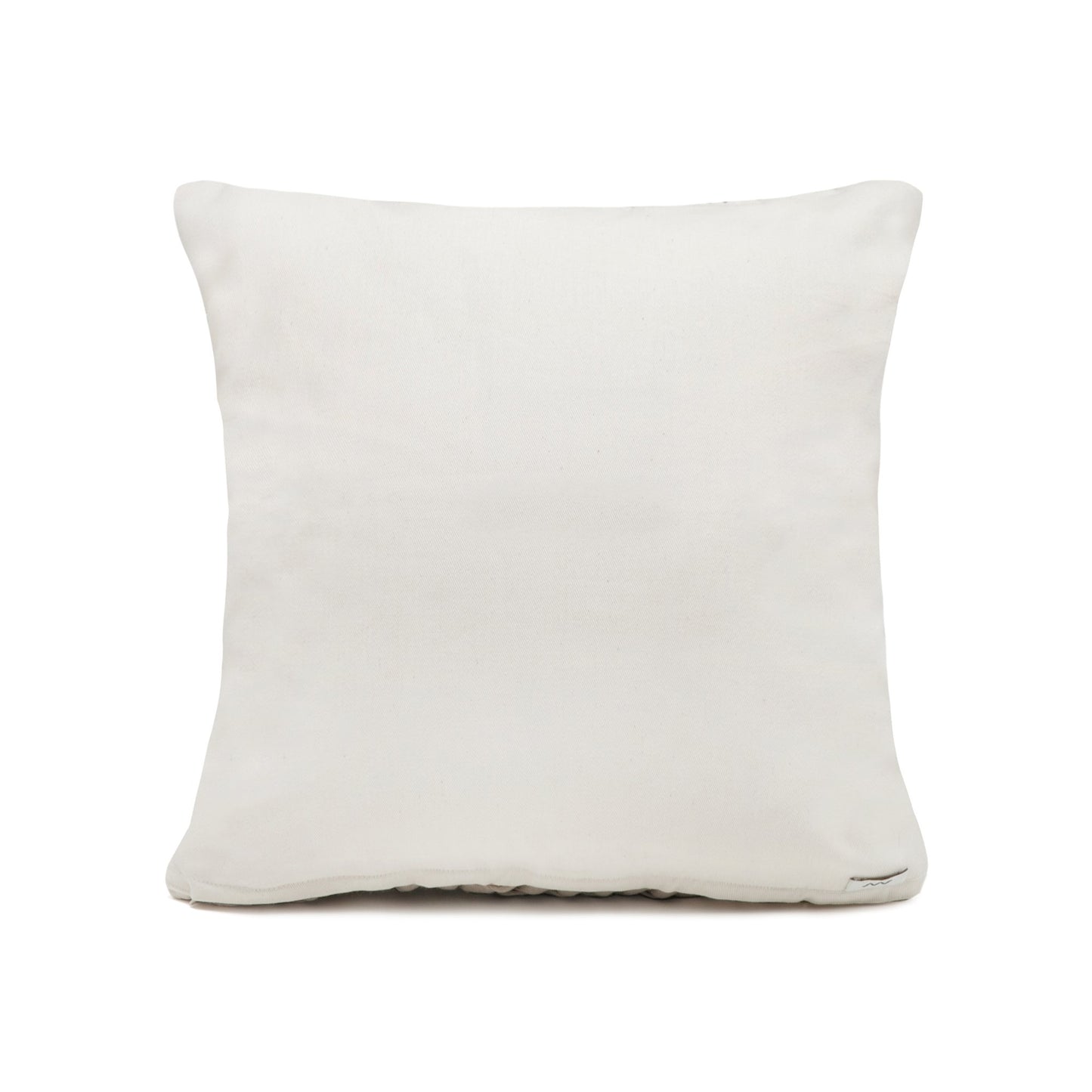 Almofada com frente em tricô artesanal, Fendi/Cru, com fio 100% algodão, e costas em sarja 100% algodão. Fechamento com zíper, possibilitando a remoção da capa para lavagem. Dimensões: Altura - 45cm; Largura - 45cm.