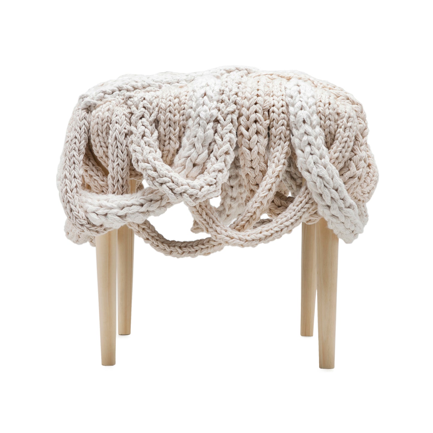 Banqueta com pés de madeira. Assento revestido em tricô artesanal, Cru, com mix de fios. Dimensões:Altura - 45cm; Largura - 45cm; Comprimento - 45cm.