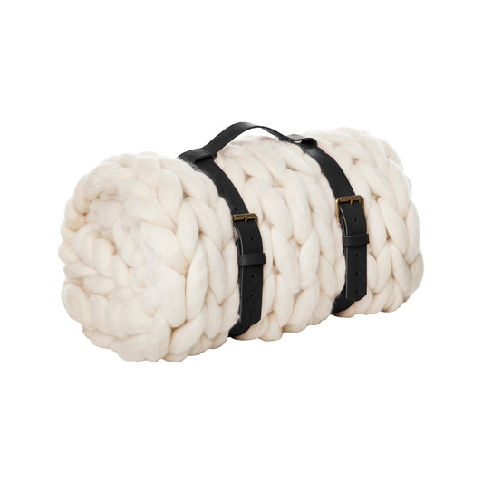 Maxi Manta em tricô artesanal Cru, feita com lã Corriedale 100% natural, sem tingimento. Cinto de couro Preto, com fivela de metal.