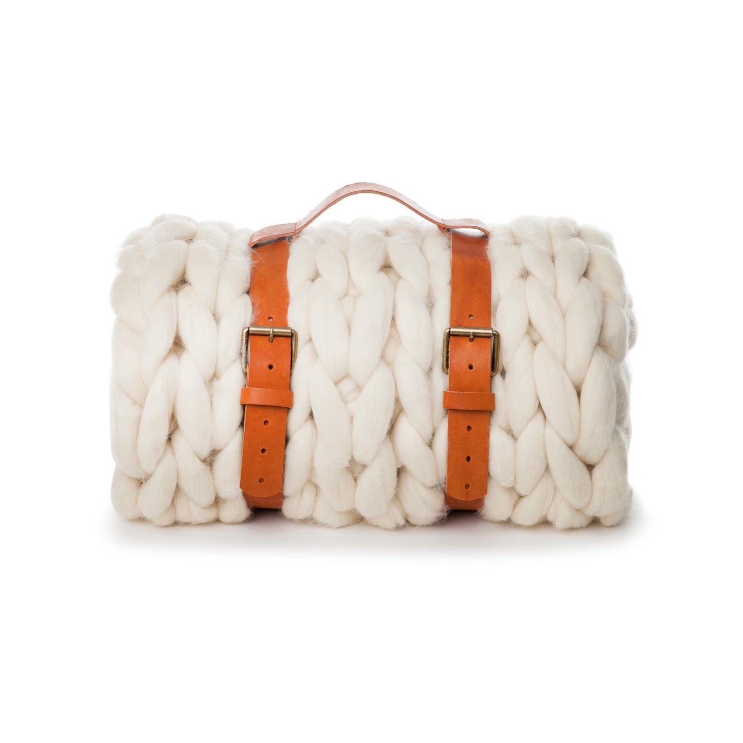 Maxi Manta em tricô artesanal Cru, feita com lã Corriedale 100% natural, sem tingimento. Cinto de couro Marrom, com fivela de metal.