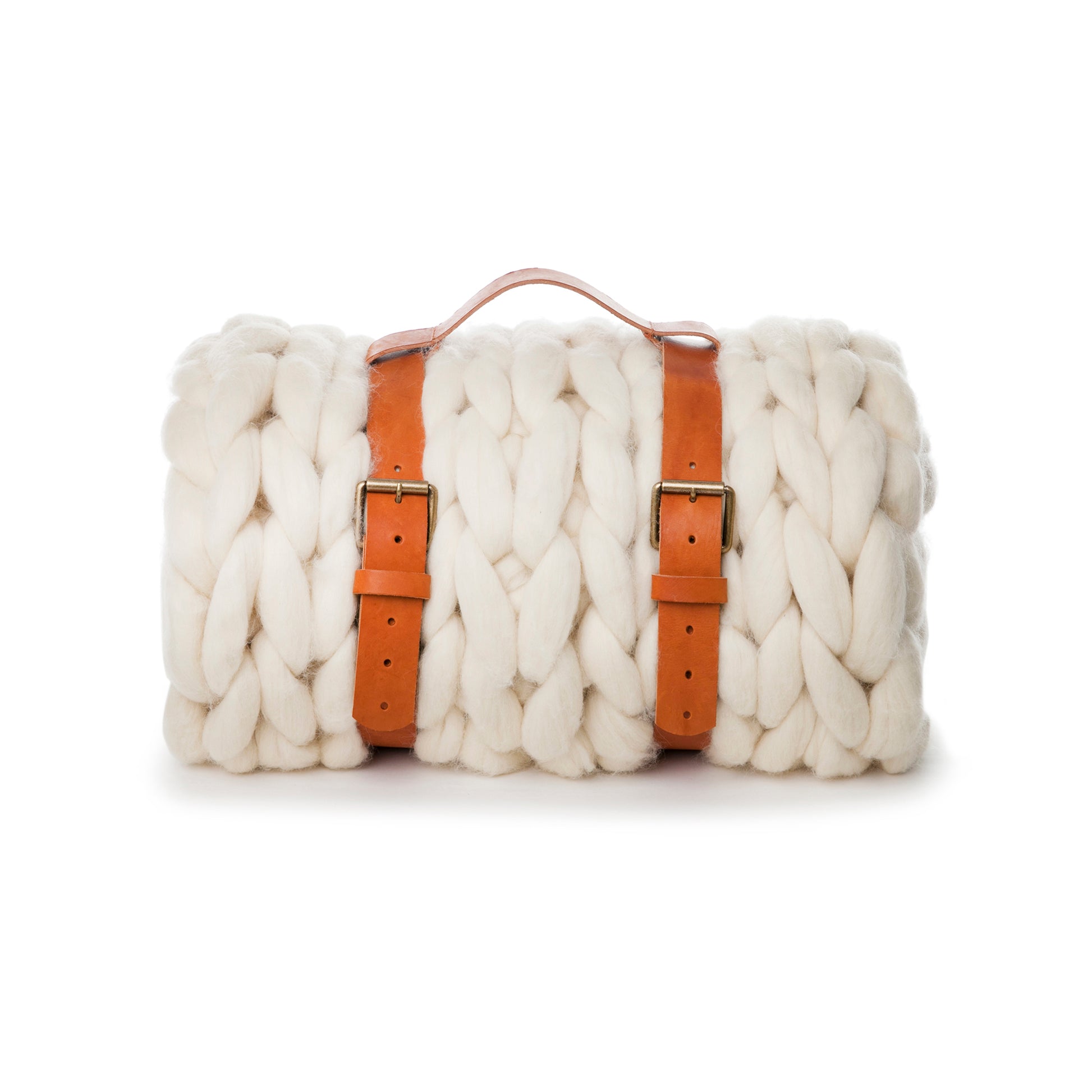 Maxi Manta em tricô artesanal Cru, feita com lã Corriedale 100% natural, sem tingimento. Cinto de couro Marrom, com fivela de metal.