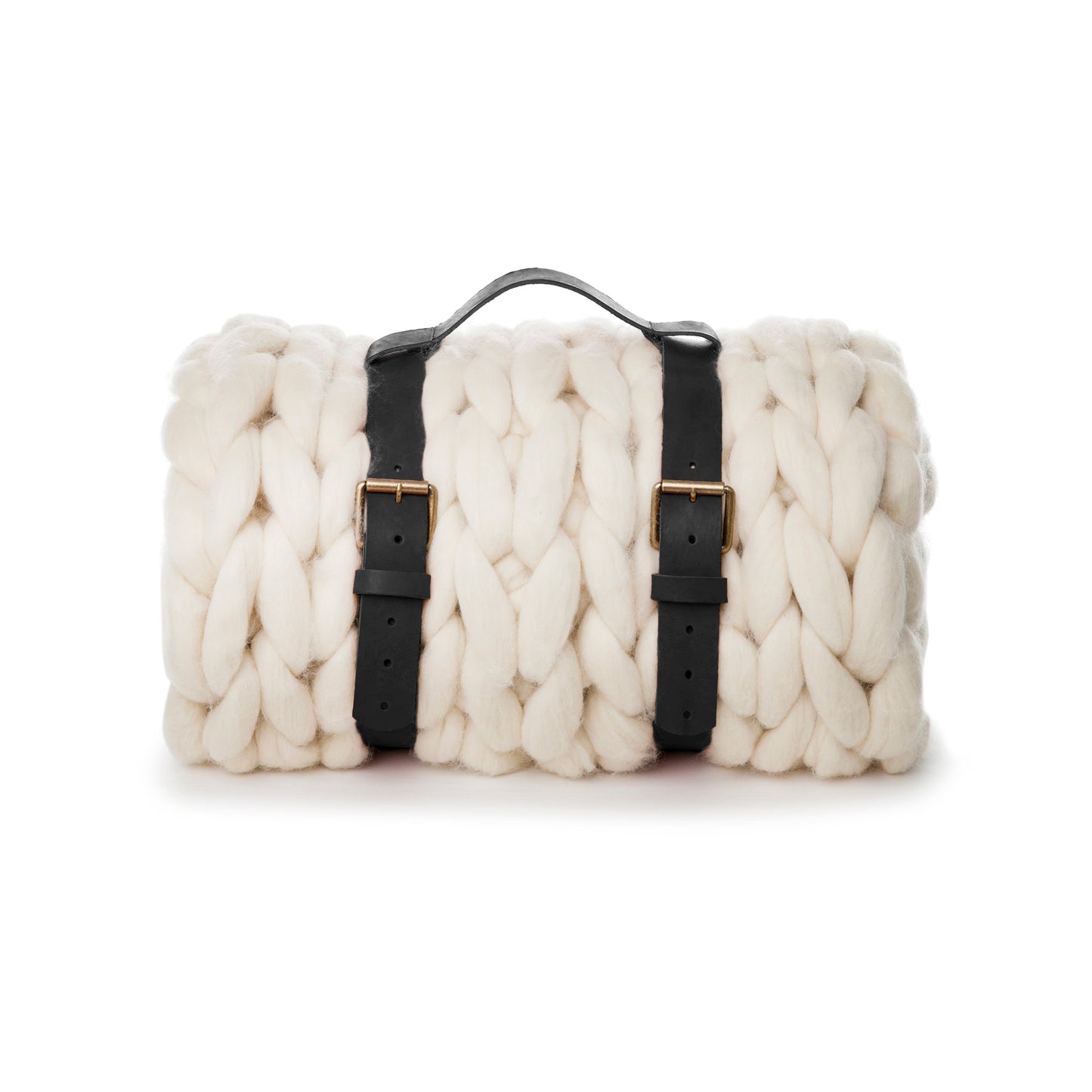 Maxi Manta em tricô artesanal Cru, feita com lã Corriedale 100% natural, sem tingimento. Cinto de couro Preto, com fivela de metal.