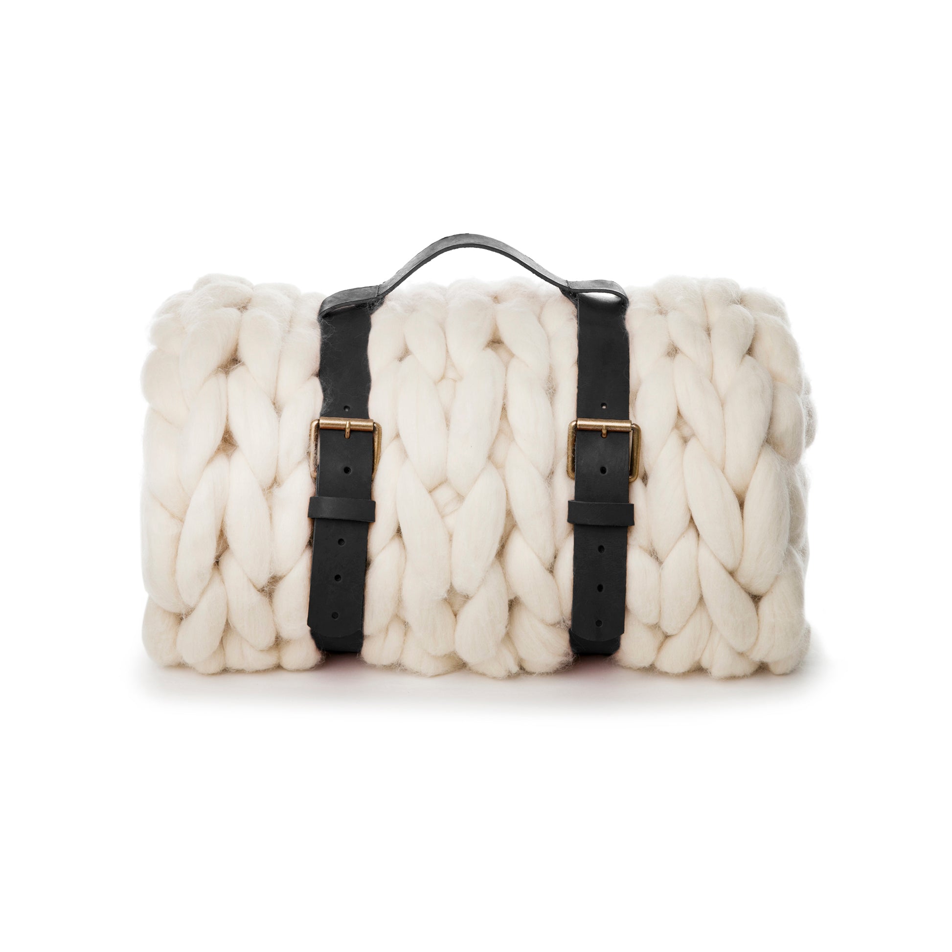 Maxi Manta em tricô artesanal Cru, feita com lã Corriedale 100% natural, sem tingimento. Cinto de couro Preto, com fivela de metal.