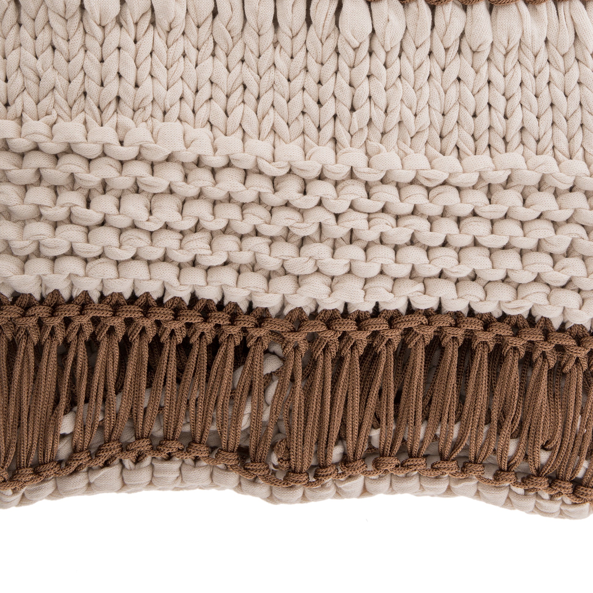 Peseira em tricô artesanal Cru, com fio 85% algodão e 15% acrílico. Dimensões: Largura - 70cm; Comprimento - 180cm.