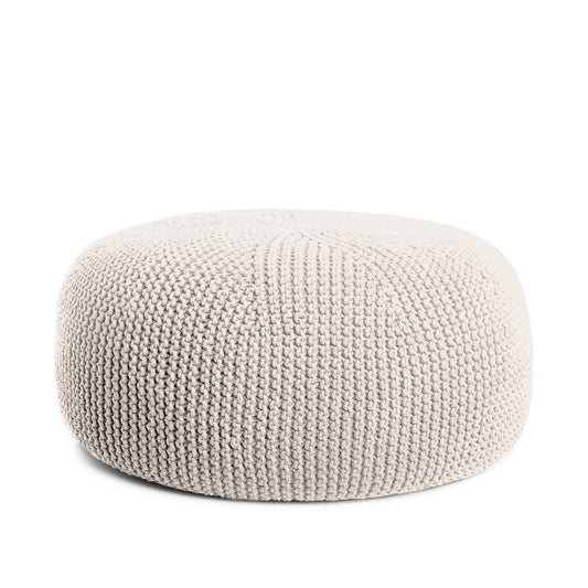 Puff em tricô artesanal, Cru, com fio 100% algodão. Fechamento com zíper, possibilitando a remoção da capa para lavagem. Dimensões: Altura - 35cm; Diâmetro - 100cm.