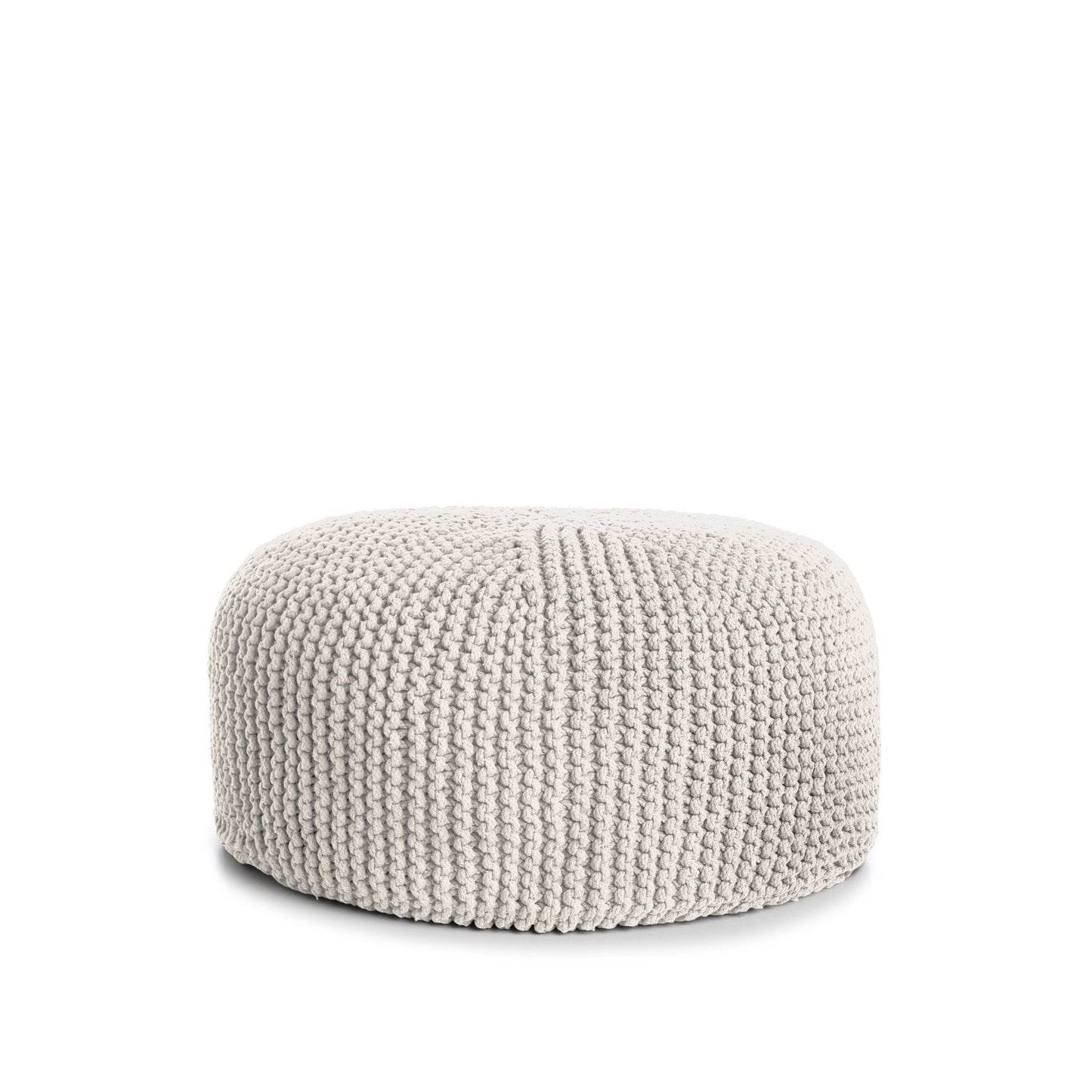 Puff em tricô artesanal,  Cru, com fio 100% algodão. Fechamento com zíper, possibilitando a remoção da capa para lavagem. Dimensões: Altura - 30cm; Diâmetro - 75cm.