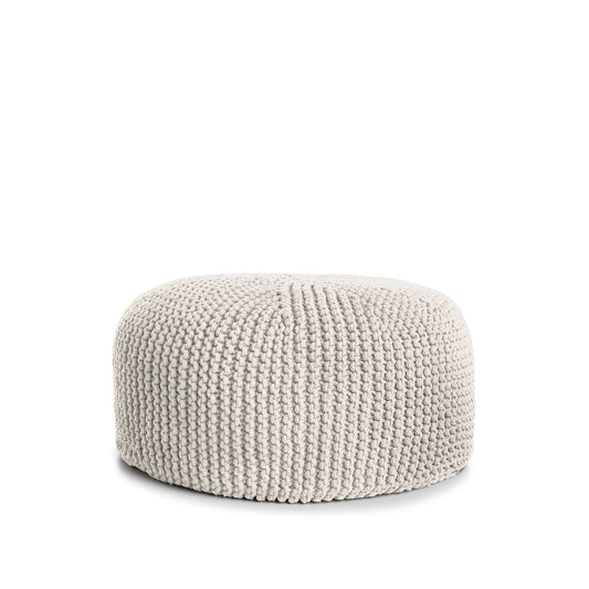 Puff em tricô artesanal,  Cru, com fio 100% algodão. Fechamento com zíper, possibilitando a remoção da capa para lavagem. Dimensões: Altura - 30cm; Diâmetro - 75cm.
