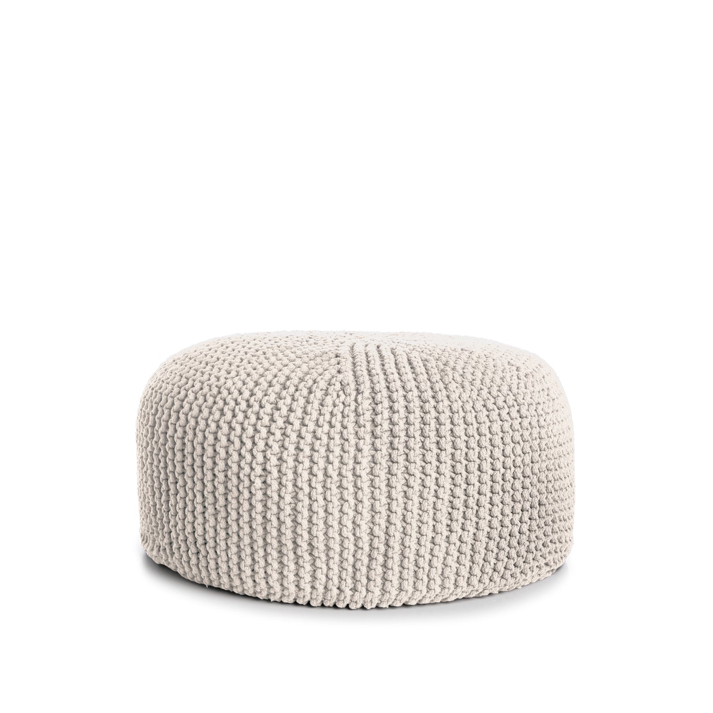 Puff em tricô artesanal,  Cru, com fio 100% algodão. Fechamento com zíper, possibilitando a remoção da capa para lavagem. Dimensões: Altura - 30cm; Diâmetro - 75cm.