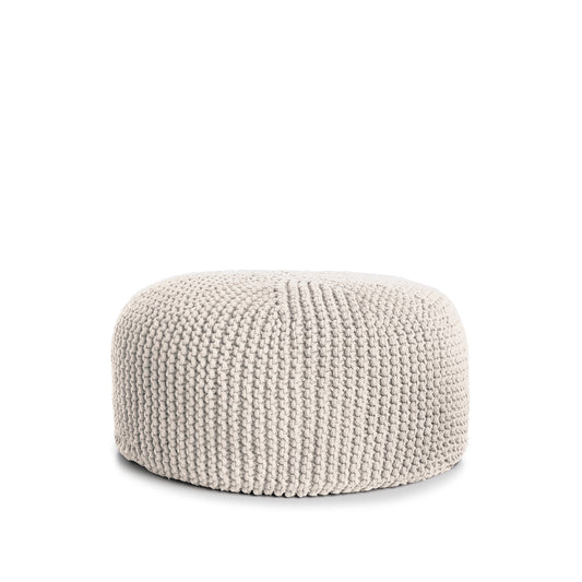 Puff em tricô artesanal,  Cru, com fio 100% algodão. Fechamento com zíper, possibilitando a remoção da capa para lavagem. Dimensões: Altura - 30cm; Diâmetro - 75cm.