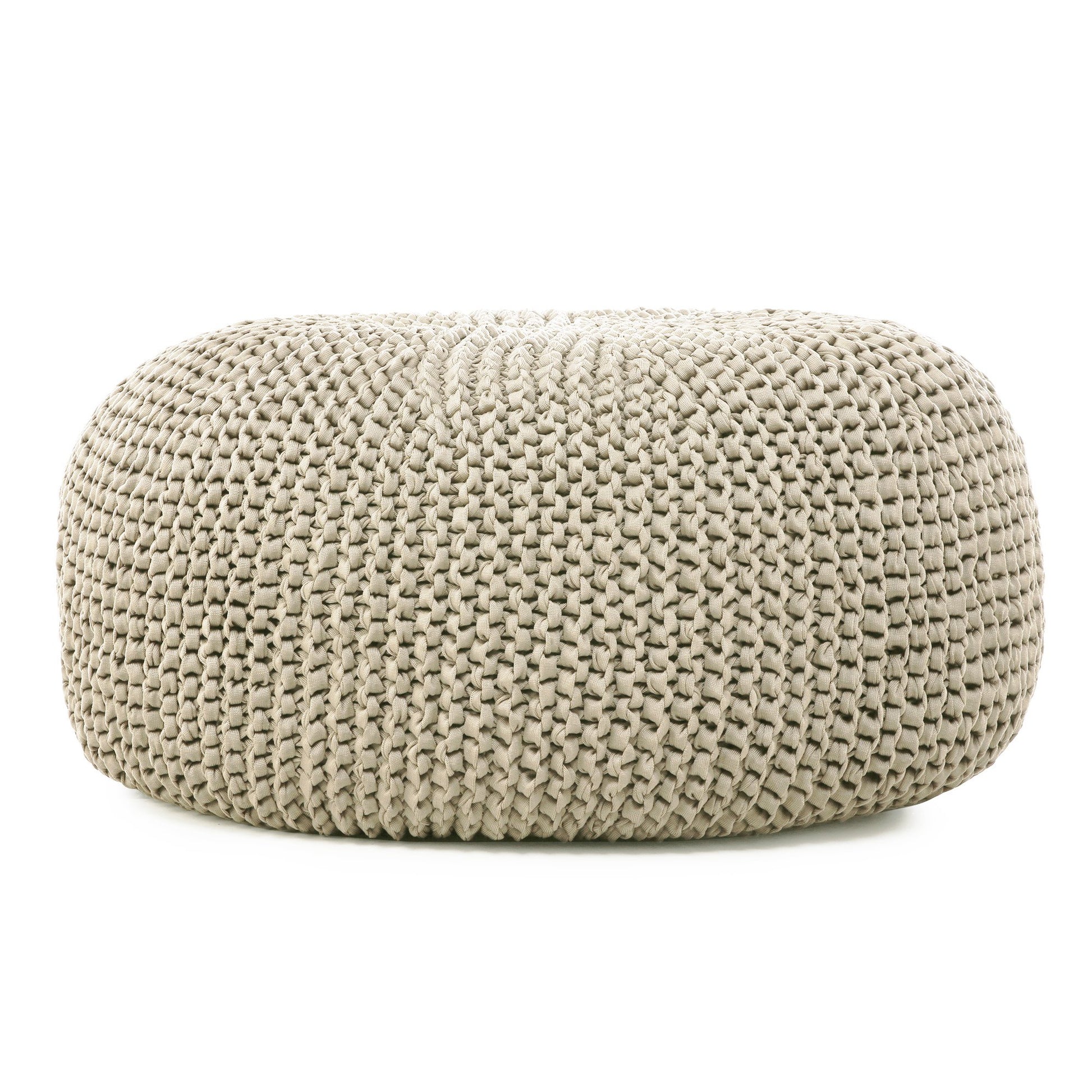 Puff em tricô artesanal para área externa, com fio 100% polipropileno. Enchimento em tecido aquablock e isopor. Fechamento com zíper, possibilitando a remoção da capa para lavagem. Dimensões: Altura - 35cm; Largura - 100cm; Comprimento - 100cm.