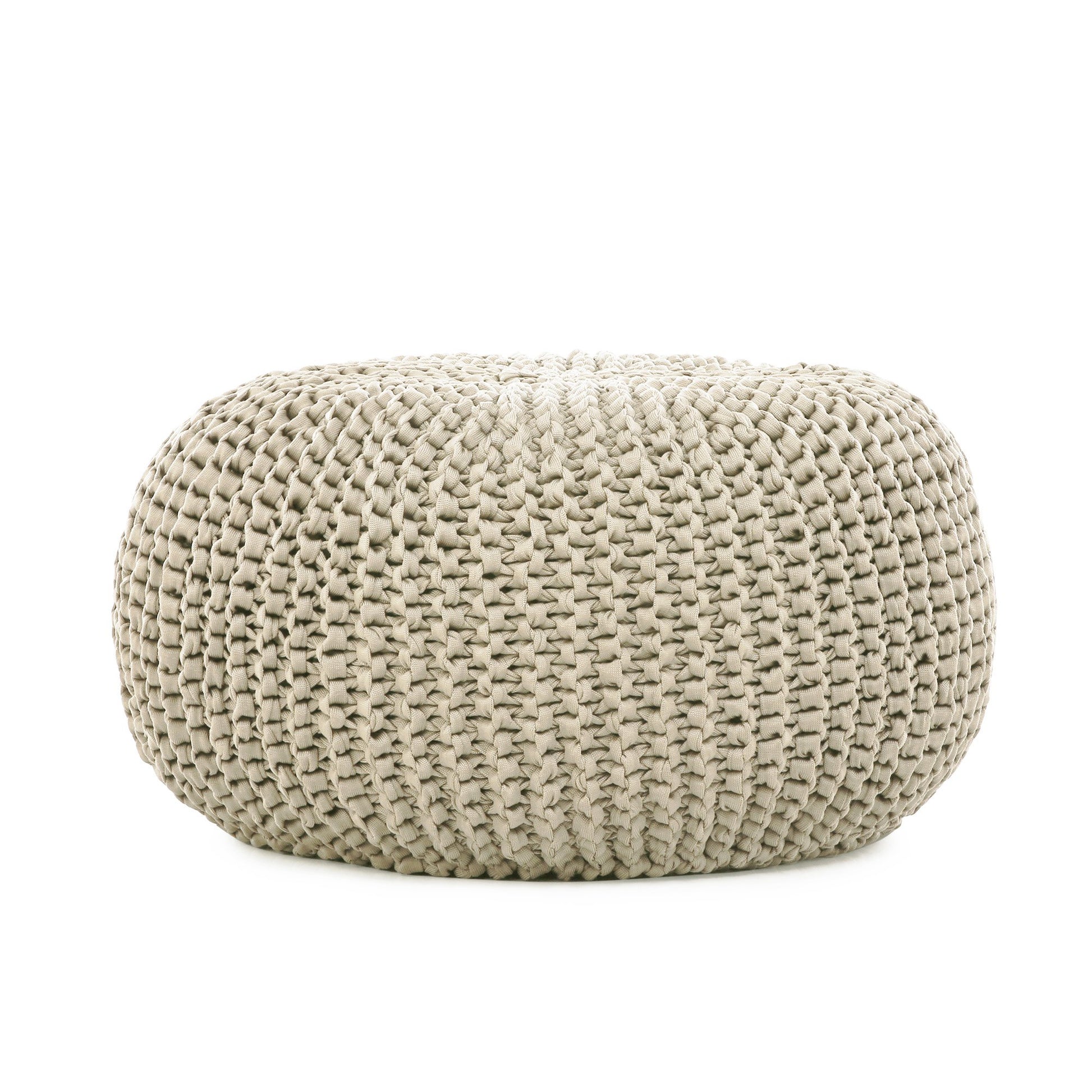 Puff em tricô artesanal para área externa, com fio 100% polipropileno. Enchimento em tecido aquablock e isopor. Fechamento com zíper, possibilitando a remoção da capa para lavagem. Dimensões: Altura - 30cm; Largura - 75cm; Comprimento - 75cm.