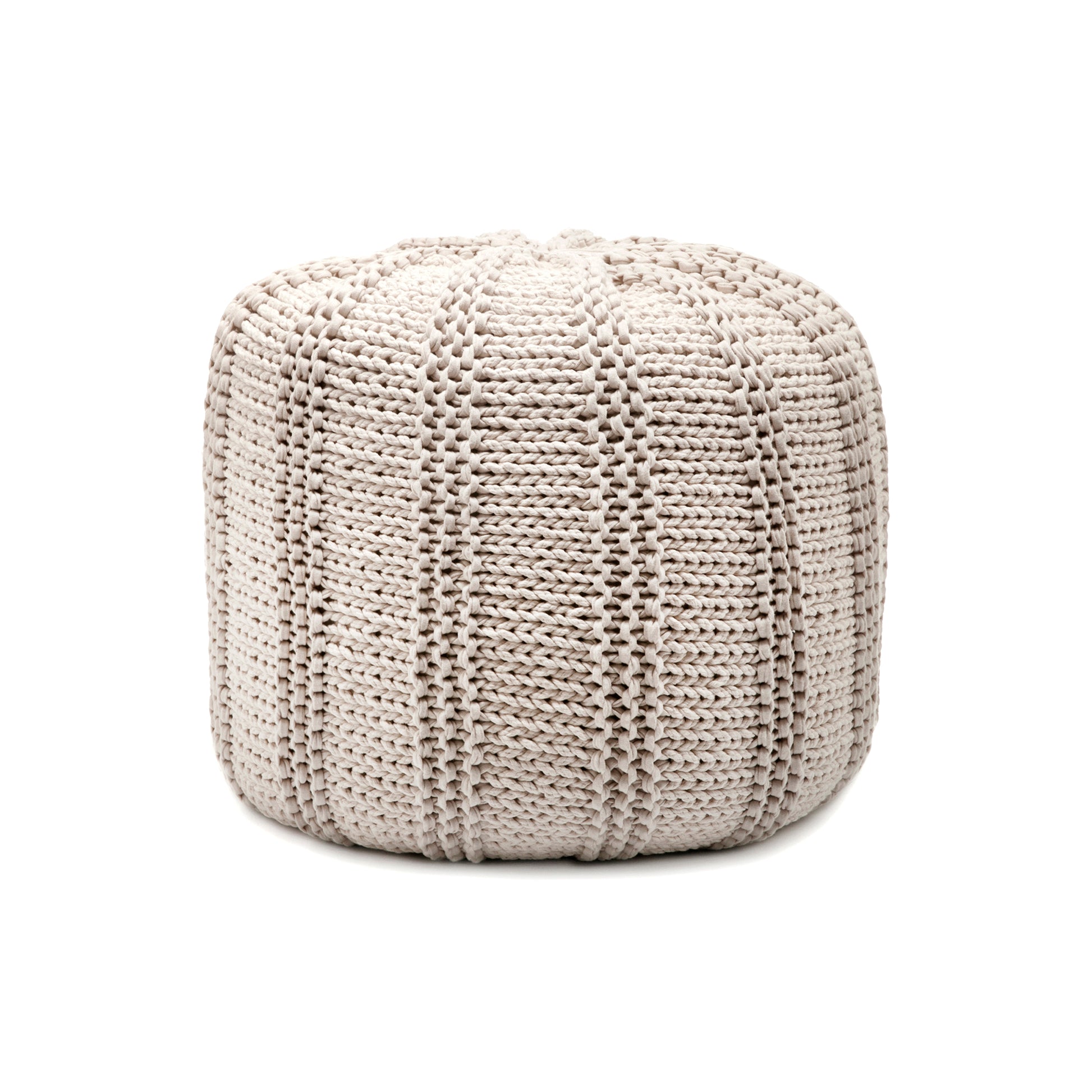 Puff em tricô artesanal, Cru, com fio 100% algodão. Fechamento com zíper, possibilitando a remoção da capa para lavagem. Dimensões: Altura - 40cm; Diâmetro - 40cm.