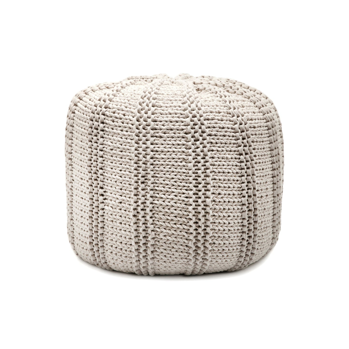 Puff em tricô artesanal, Cru, com fio 100% algodão. Fechamento com zíper, possibilitando a remoção da capa para lavagem. Dimensões: Altura - 40cm; Diâmetro - 40cm.