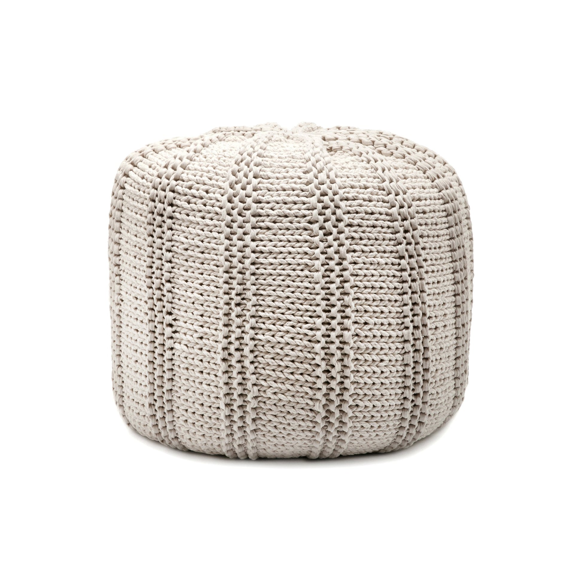 Puff em tricô artesanal, Cru, com fio 100% algodão. Fechamento com zíper, possibilitando a remoção da capa para lavagem. Dimensões: Altura - 40cm; Diâmetro - 40cm.