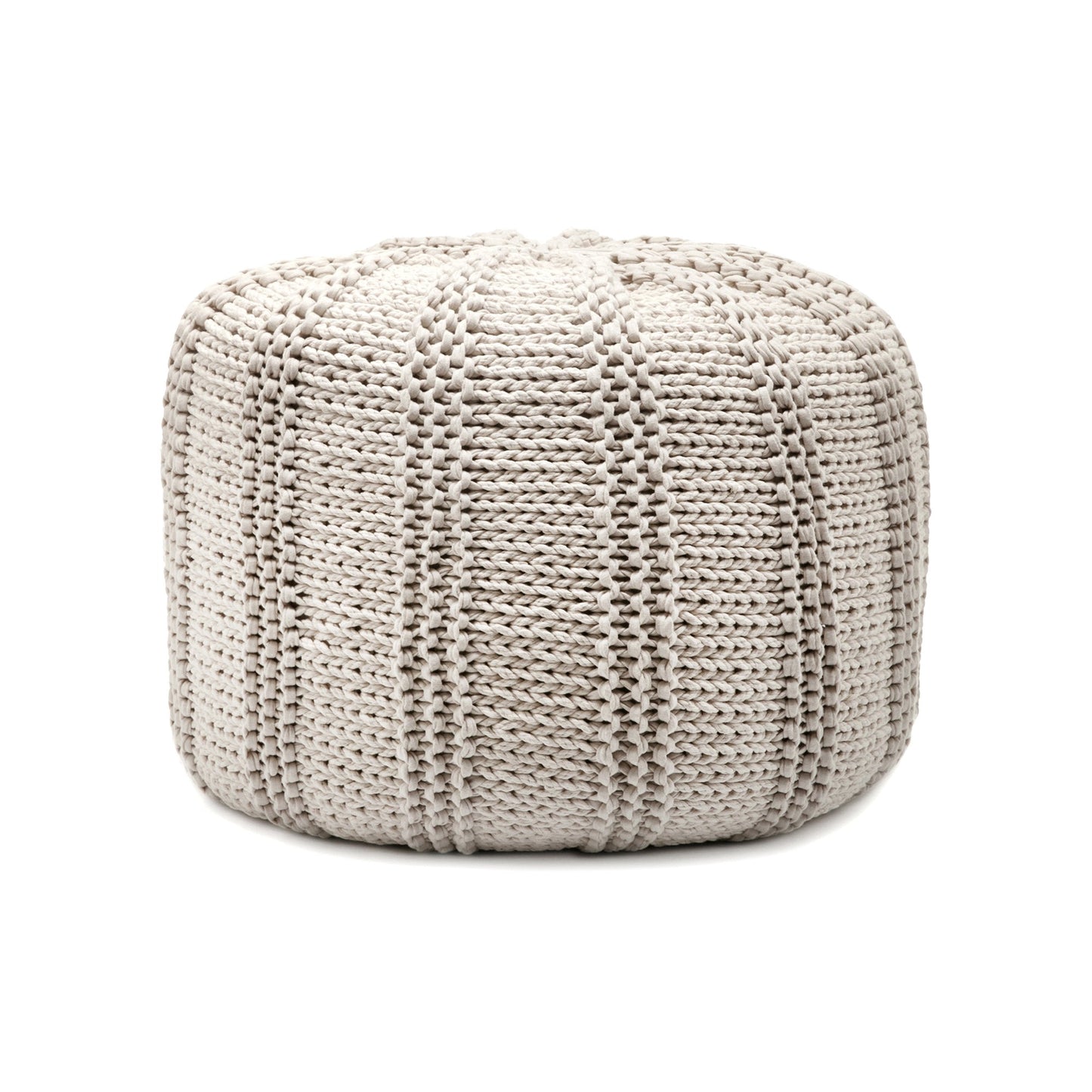 Puff em tricô artesanal, Cru, com fio 100% algodão. Fechamento com zíper, possibilitando a remoção da capa para lavagem. Dimensões: Altura - 40cm; Diâmetro - 60cm.