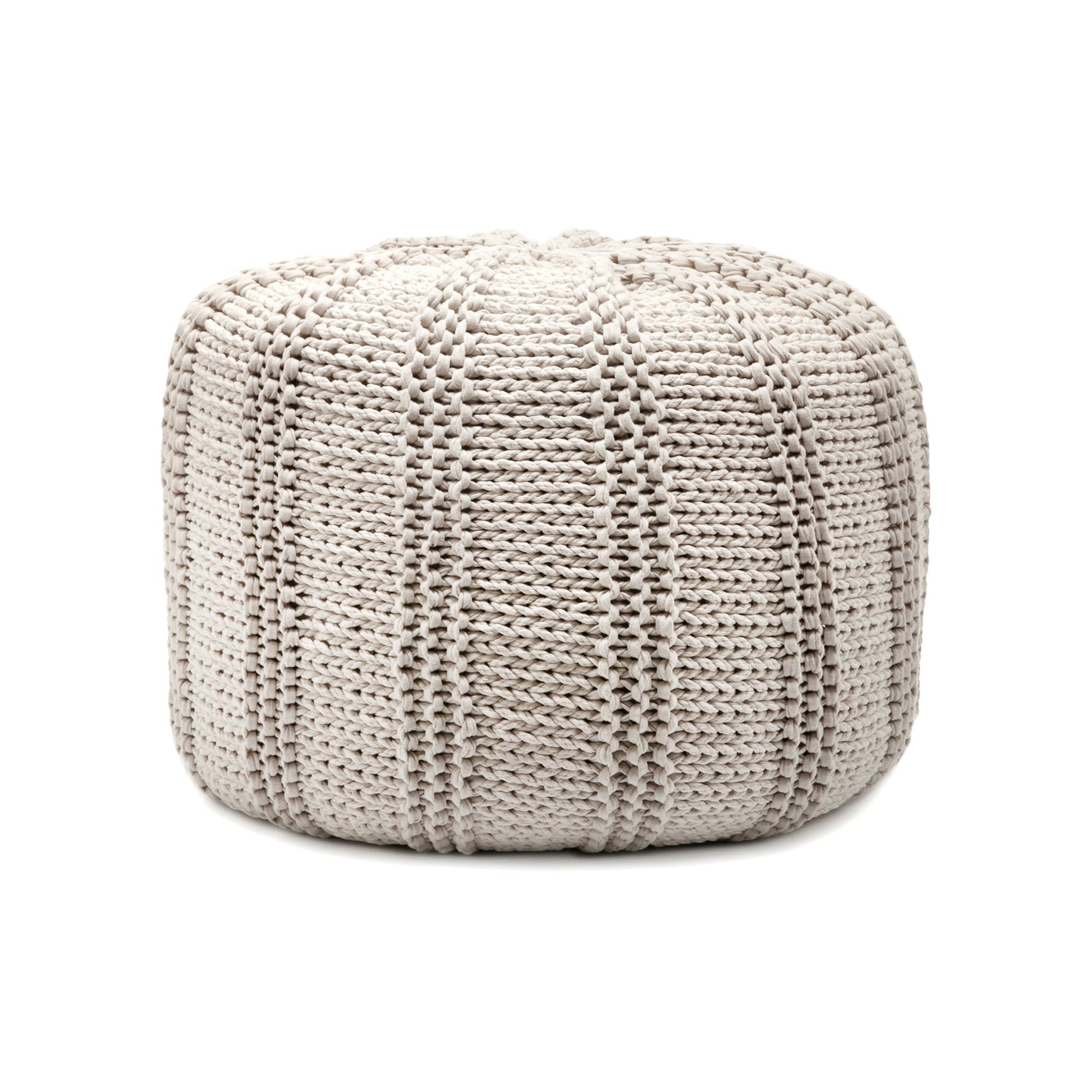 Puff em tricô artesanal, Cru, com fio 100% algodão. Fechamento com zíper, possibilitando a remoção da capa para lavagem. Dimensões: Altura - 40cm; Diâmetro - 60cm.