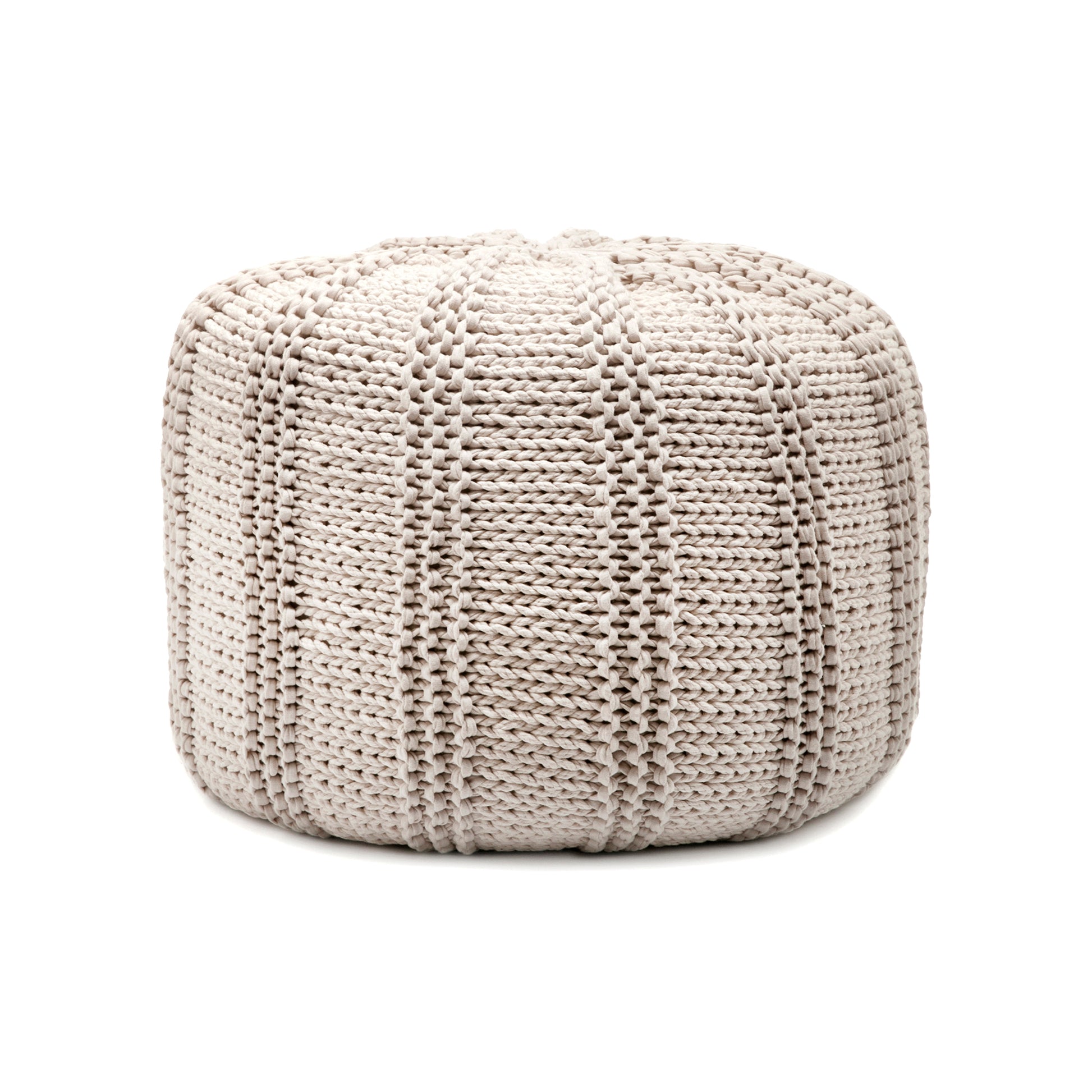 Puff em tricô artesanal, Cru, com fio 100% algodão. Fechamento com zíper, possibilitando a remoção da capa para lavagem. Dimensões: Altura - 40cm; Diâmetro - 60cm.