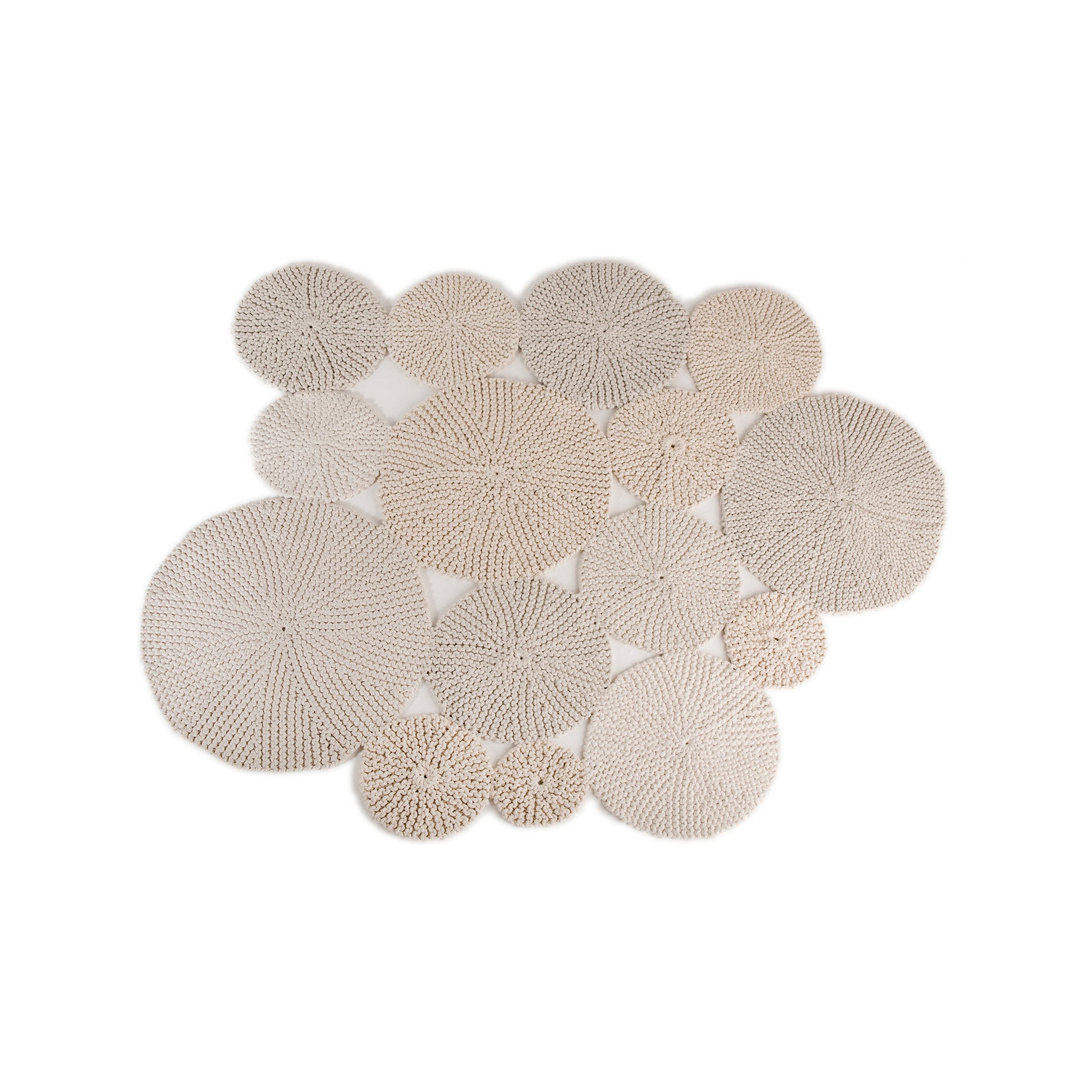 Tapete em tricô artesanal Cru, com fio 100% algodão. Dimensões: Largura - 180cm; Comprimento - 300cm.