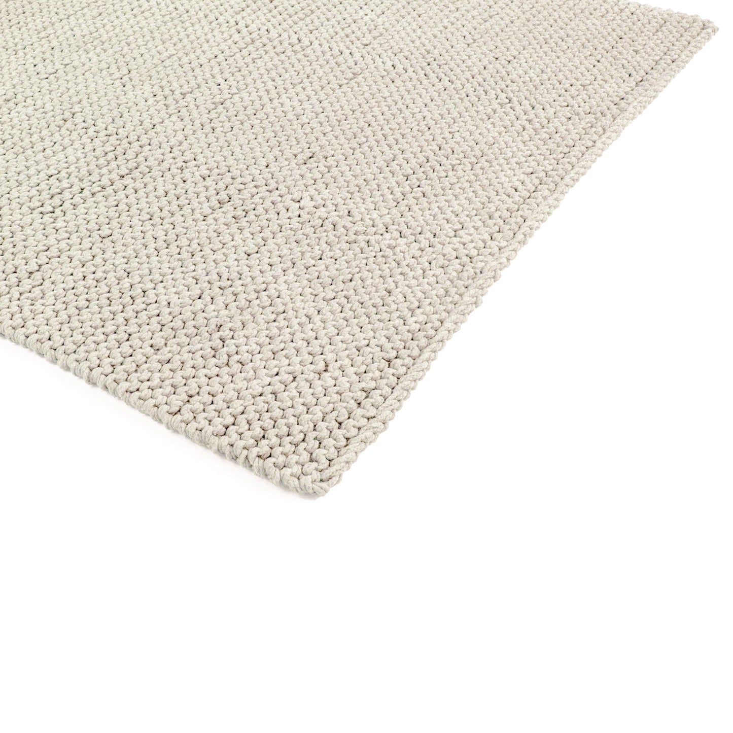 Tapete em tricô artesanal Cru, com fio 100% algodão. Dimensões: Largura - 150cm; Comprimento - 200cm.