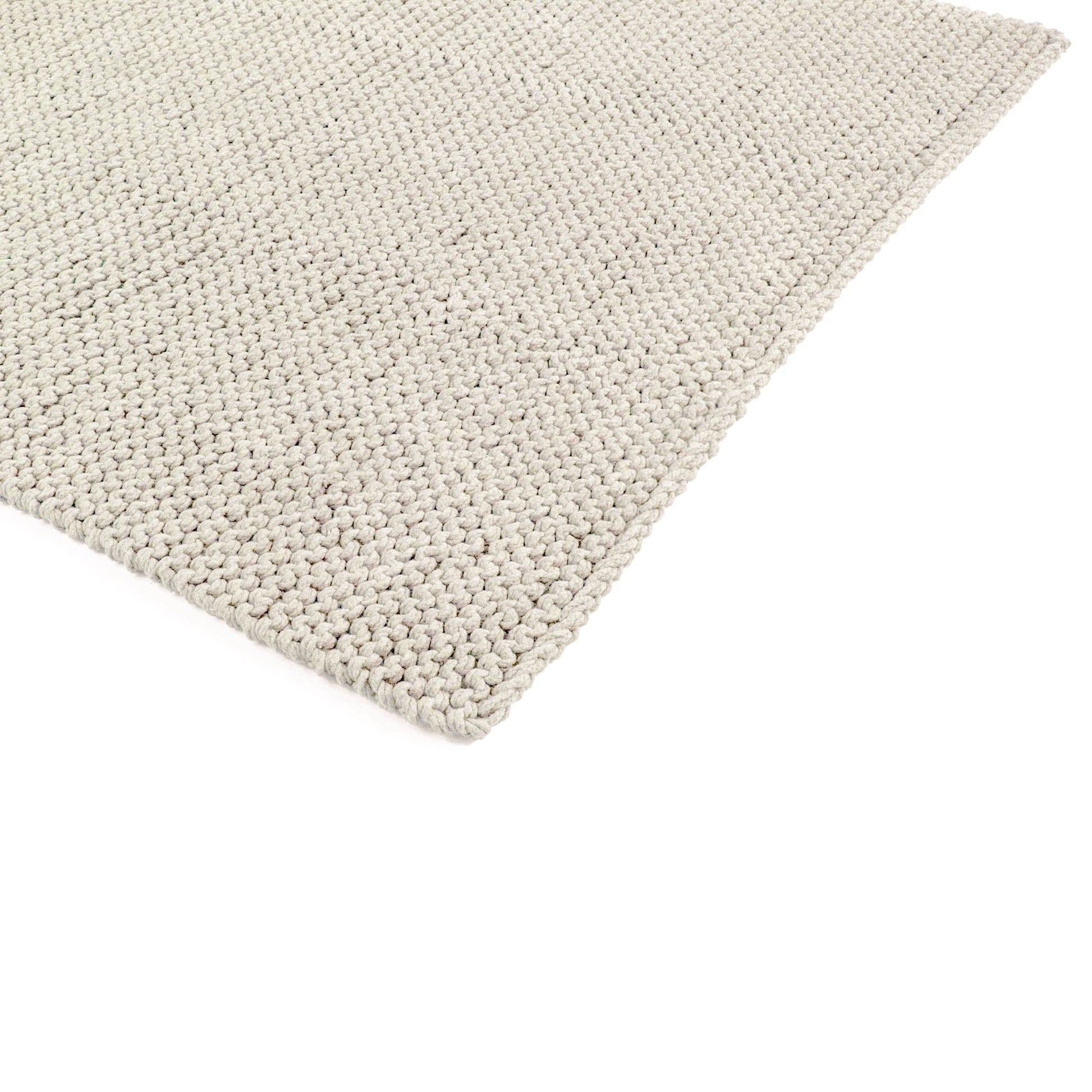 Tapete em tricô artesanal Cru, com fio 100% algodão. Dimensões: Largura - 150cm; Comprimento - 200cm.