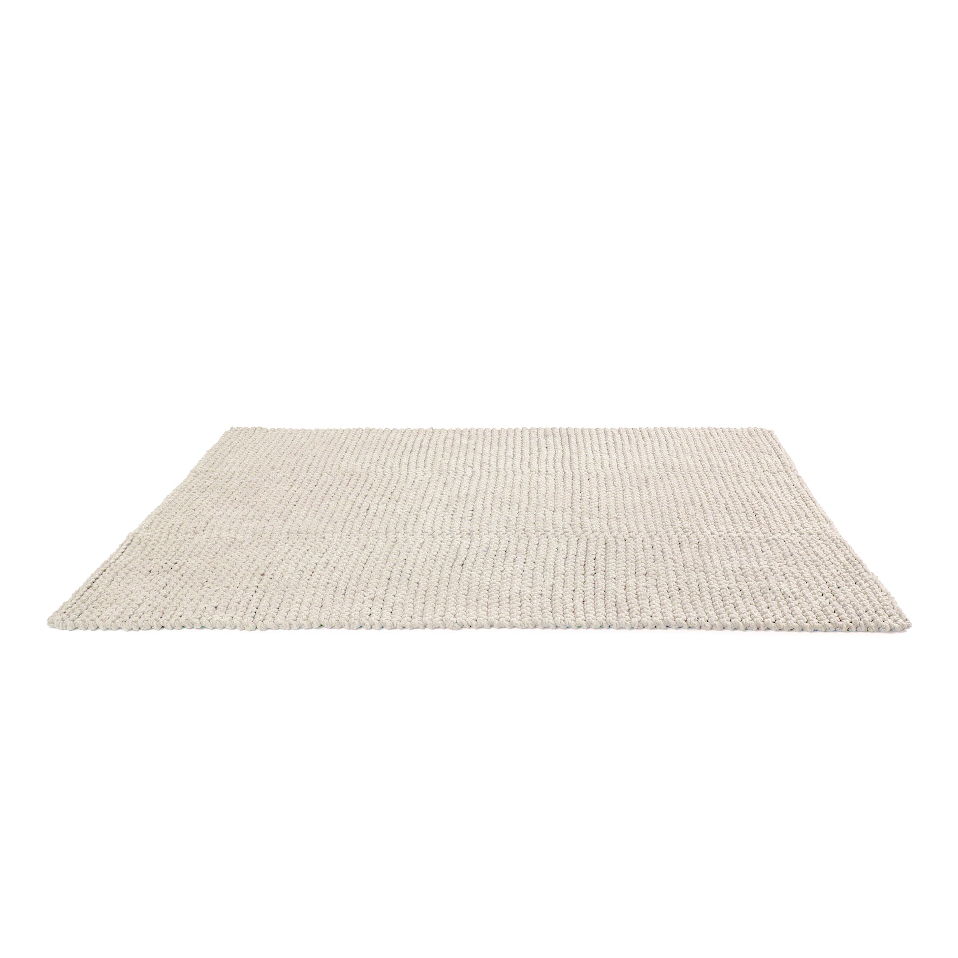 Tapete em tricô artesanal Cru, com fio 100% algodão. Dimensões: Largura - 150cm; Comprimento - 200cm.