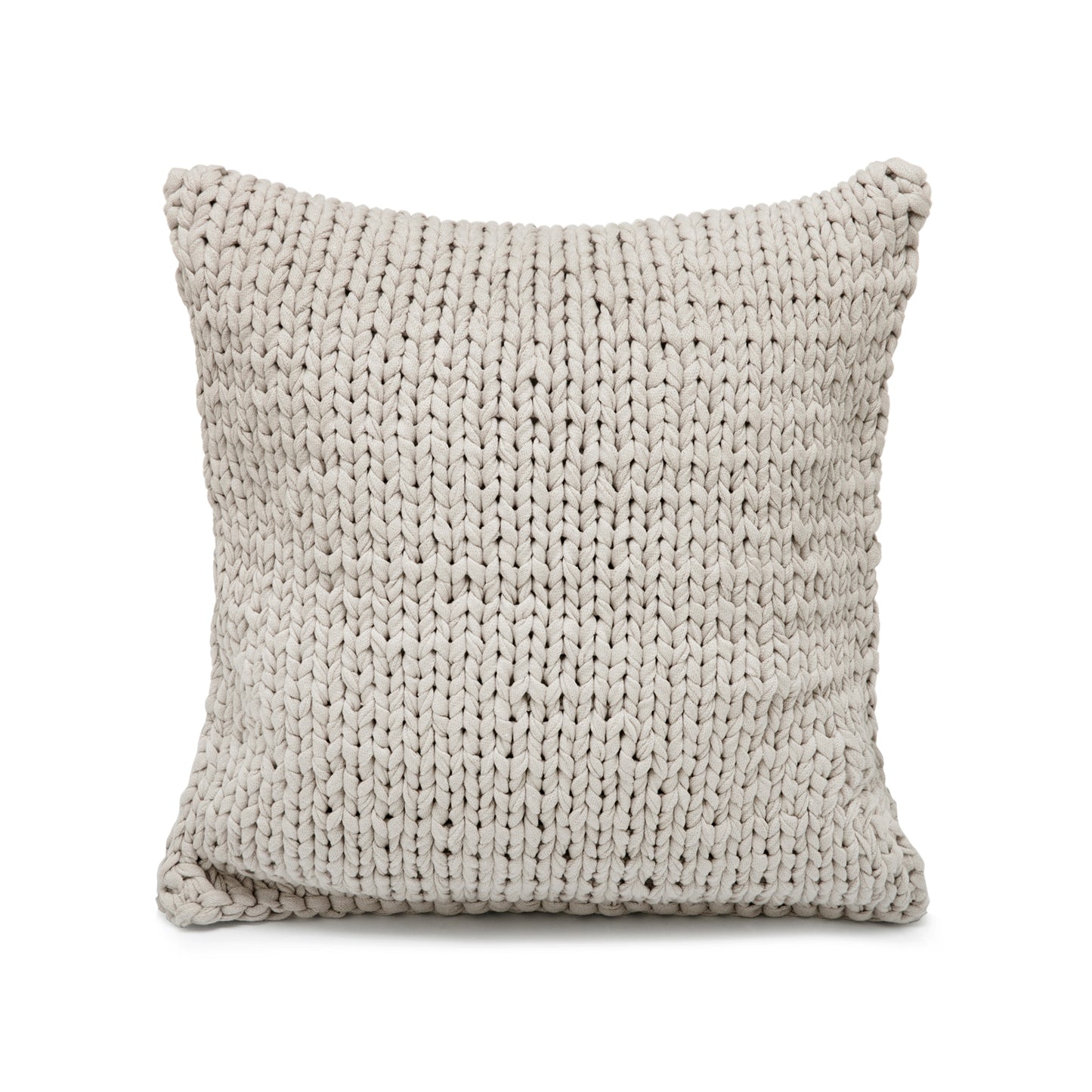 Almofada em tricô artesanal Fendi, frente e verso, com fio 100% algodão. Fechamento com zíper, possibilitando a remoção da capa para lavagem. Dimensões: Altura - 50cm; Largura - 50cm.