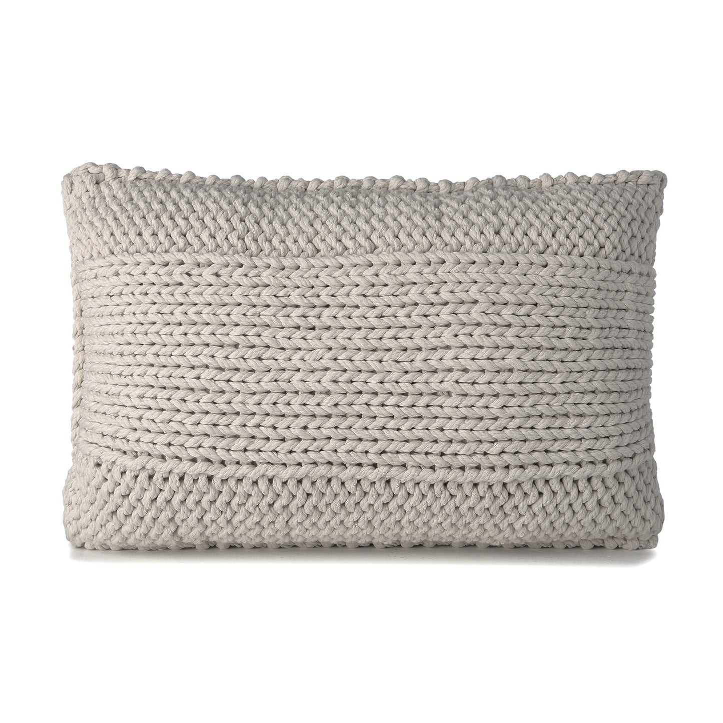 Almofada em tricô artesanal Fendi, frente e verso, com fio 100% algodão. Fechamento com zíper, possibilitando a remoção da capa para lavagem. Dimensões: Altura - 40cm; Largura - 60cm.