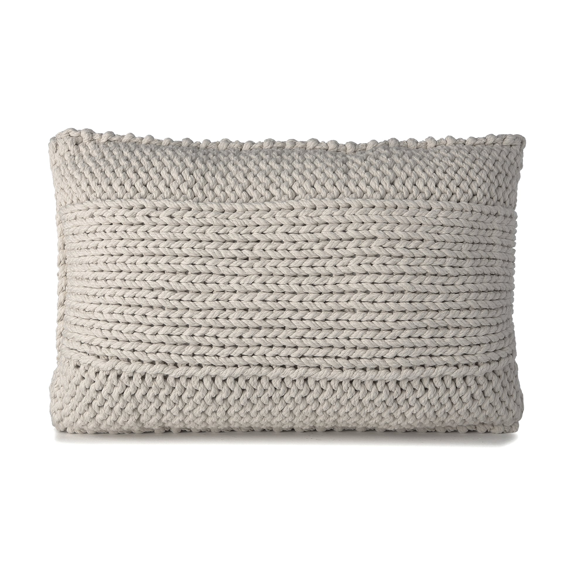 Almofada em tricô artesanal Fendi, frente e verso, com fio 100% algodão. Fechamento com zíper, possibilitando a remoção da capa para lavagem. Dimensões: Altura - 40cm; Largura - 60cm.