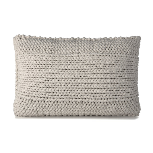 Almofada em tricô artesanal Fendi, frente e verso, com fio 100% algodão. Fechamento com zíper, possibilitando a remoção da capa para lavagem. Dimensões: Altura - 40cm; Largura - 60cm.