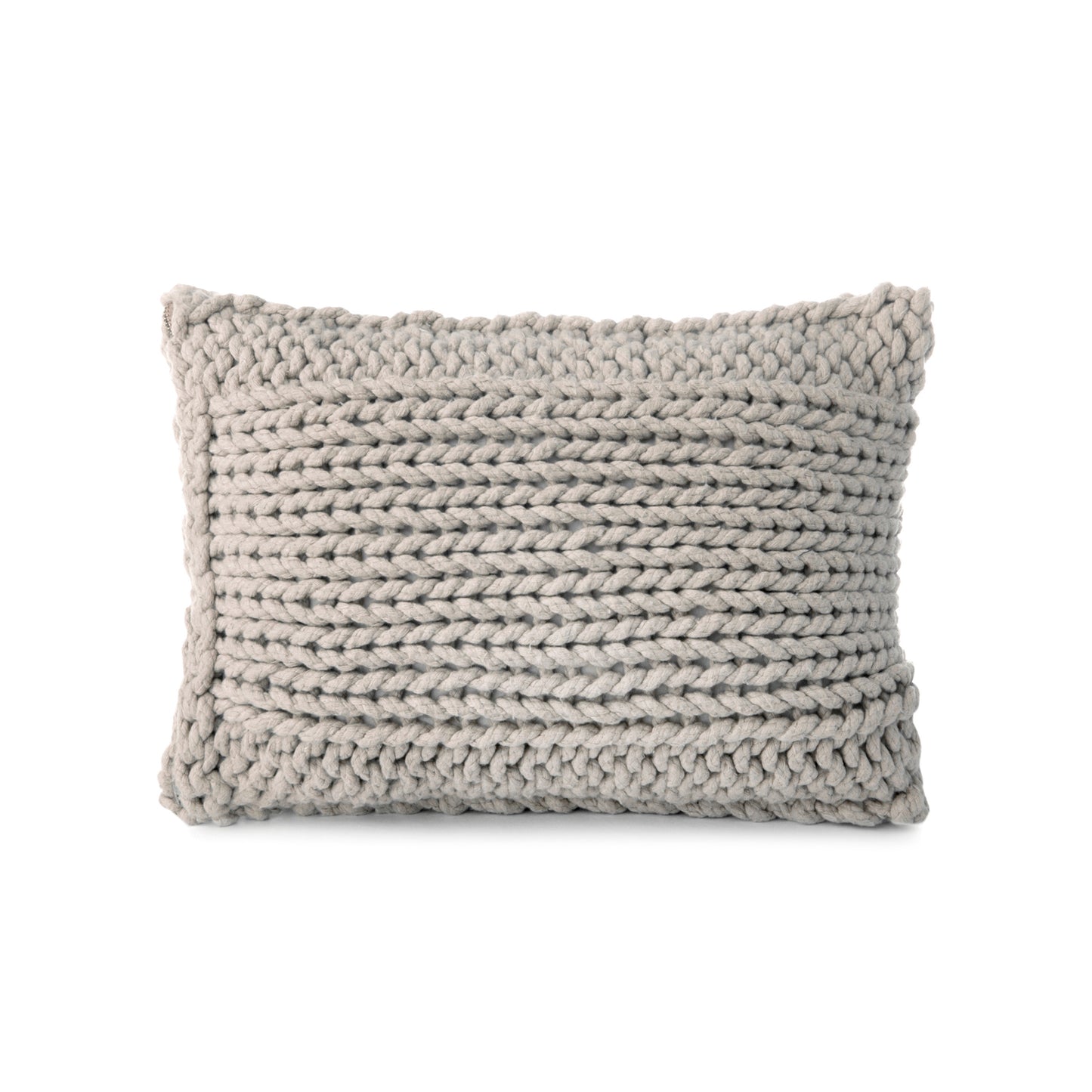 Almofada em tricô artesanal Fendi, frente e verso, com fio 100% algodão. Fechamento com zíper, possibilitando a remoção da capa para lavagem. Dimensões: Altura - 30cm; Largura - 45cm.