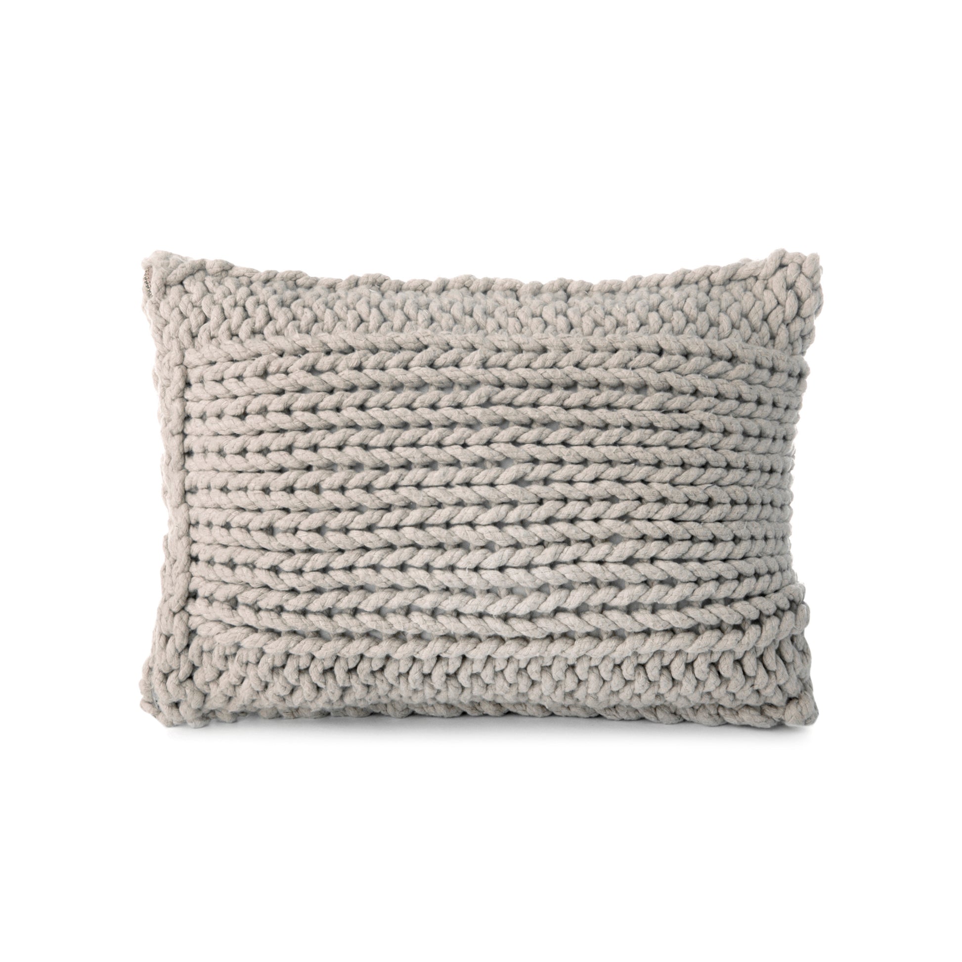 Almofada em tricô artesanal Fendi, frente e verso, com fio 100% algodão. Fechamento com zíper, possibilitando a remoção da capa para lavagem. Dimensões: Altura - 30cm; Largura - 45cm.