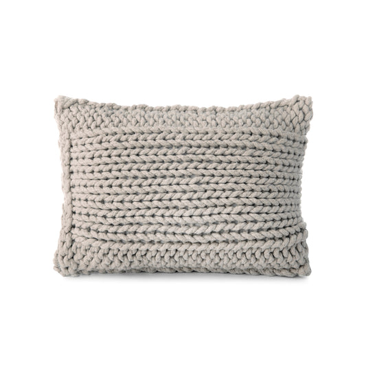 Almofada em tricô artesanal Fendi, frente e verso, com fio 100% algodão. Fechamento com zíper, possibilitando a remoção da capa para lavagem. Dimensões: Altura - 30cm; Largura - 45cm.