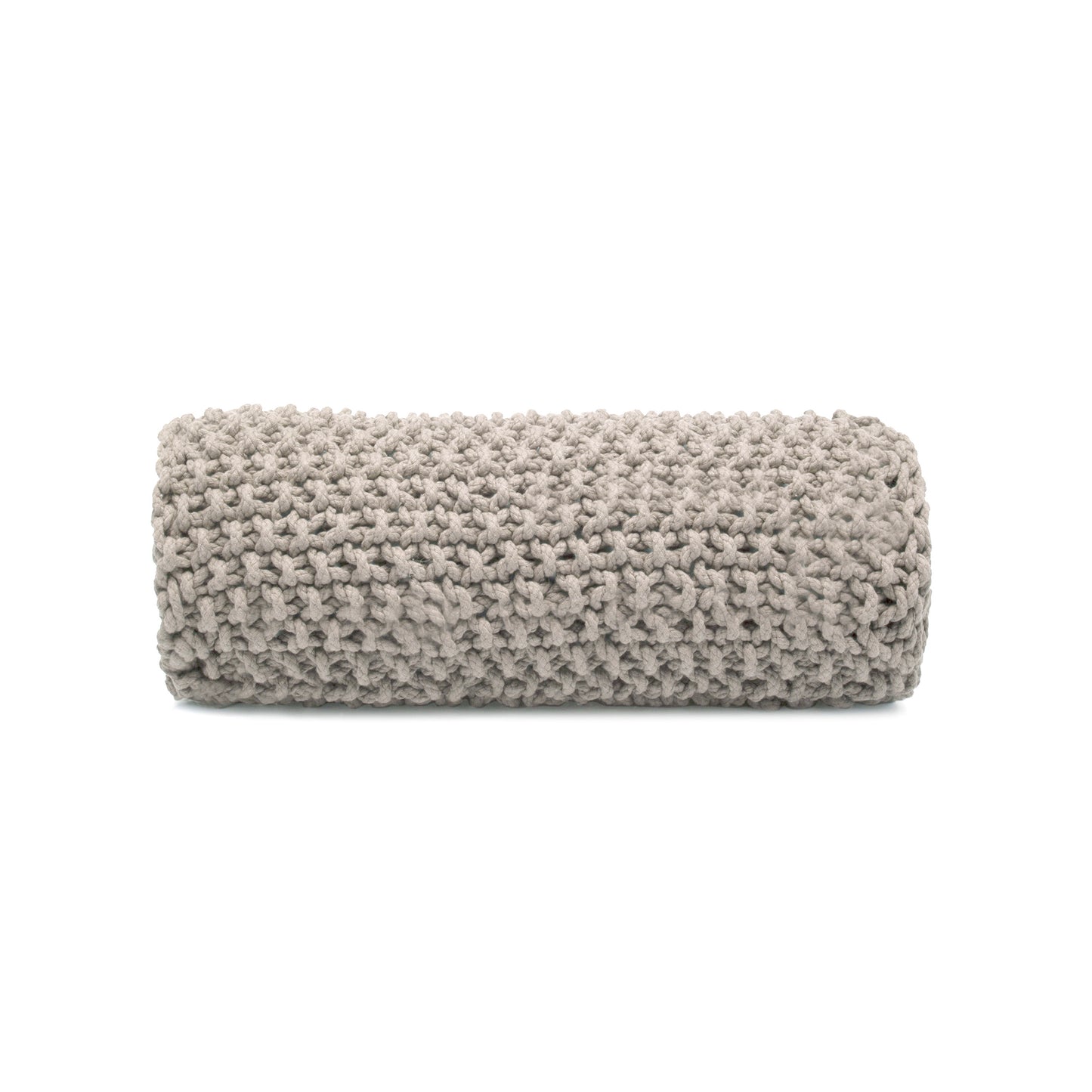 Almofada em tricô artesanal Fendi, frente e verso, com fio 100% algodão. Fechamento com zíper, possibilitando a remoção da capa para lavagem. Dimensões: Altura - 18cm; Largura - 60cm.