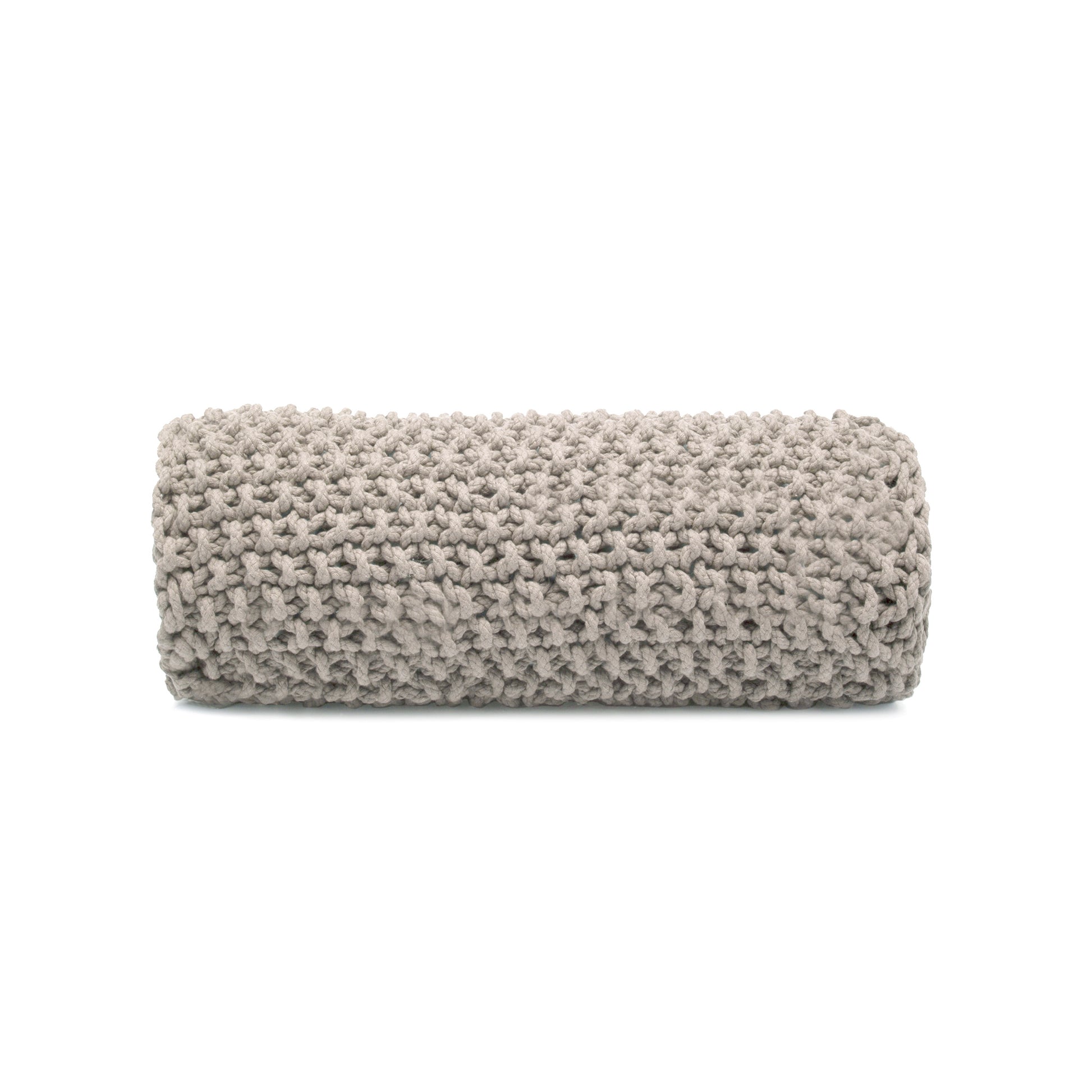 Almofada em tricô artesanal Fendi, frente e verso, com fio 100% algodão. Fechamento com zíper, possibilitando a remoção da capa para lavagem. Dimensões: Altura - 18cm; Largura - 60cm.