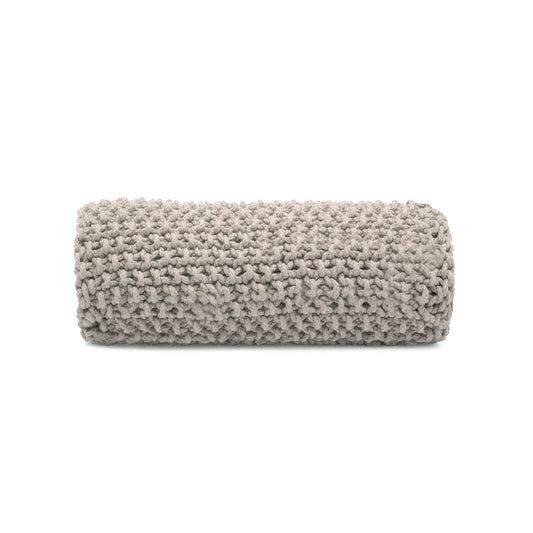 Almofada em tricô artesanal Fendi, frente e verso, com fio 100% algodão. Fechamento com zíper, possibilitando a remoção da capa para lavagem. Dimensões: Altura - 18cm; Largura - 60cm.